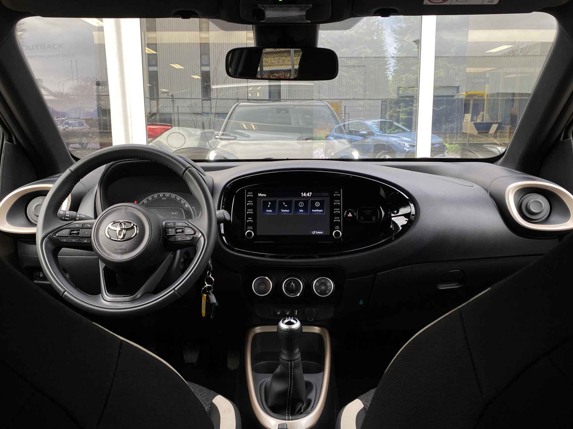 Toyota Aygo X 1.0 VVT-i MT first  | Stoelverwarming voor | Airco | Achteruitrijcamera | DAB+ | Rijstrookassistentie | Apple Carplay/Android auto | - 4/30