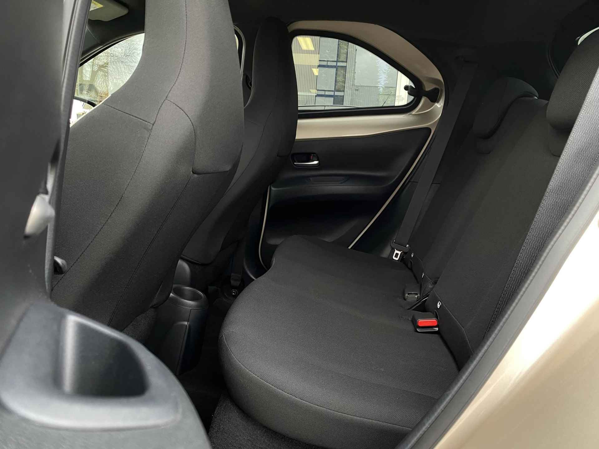 Toyota Aygo X 1.0 VVT-i MT first  | Stoelverwarming voor | Airco | Achteruitrijcamera | DAB+ | Rijstrookassistentie | Apple Carplay/Android auto | - 7/30