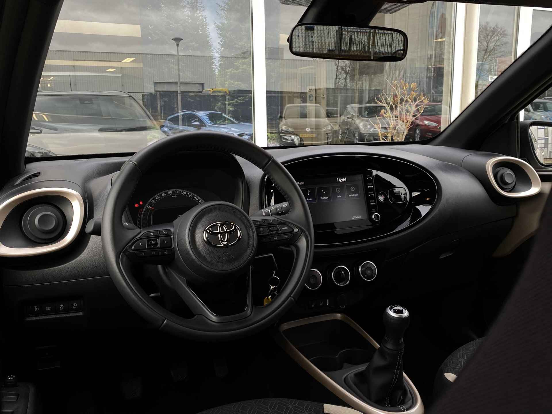 Toyota Aygo X 1.0 VVT-i MT first  | Stoelverwarming voor | Airco | Achteruitrijcamera | DAB+ | Rijstrookassistentie | Apple Carplay/Android auto | - 10/30