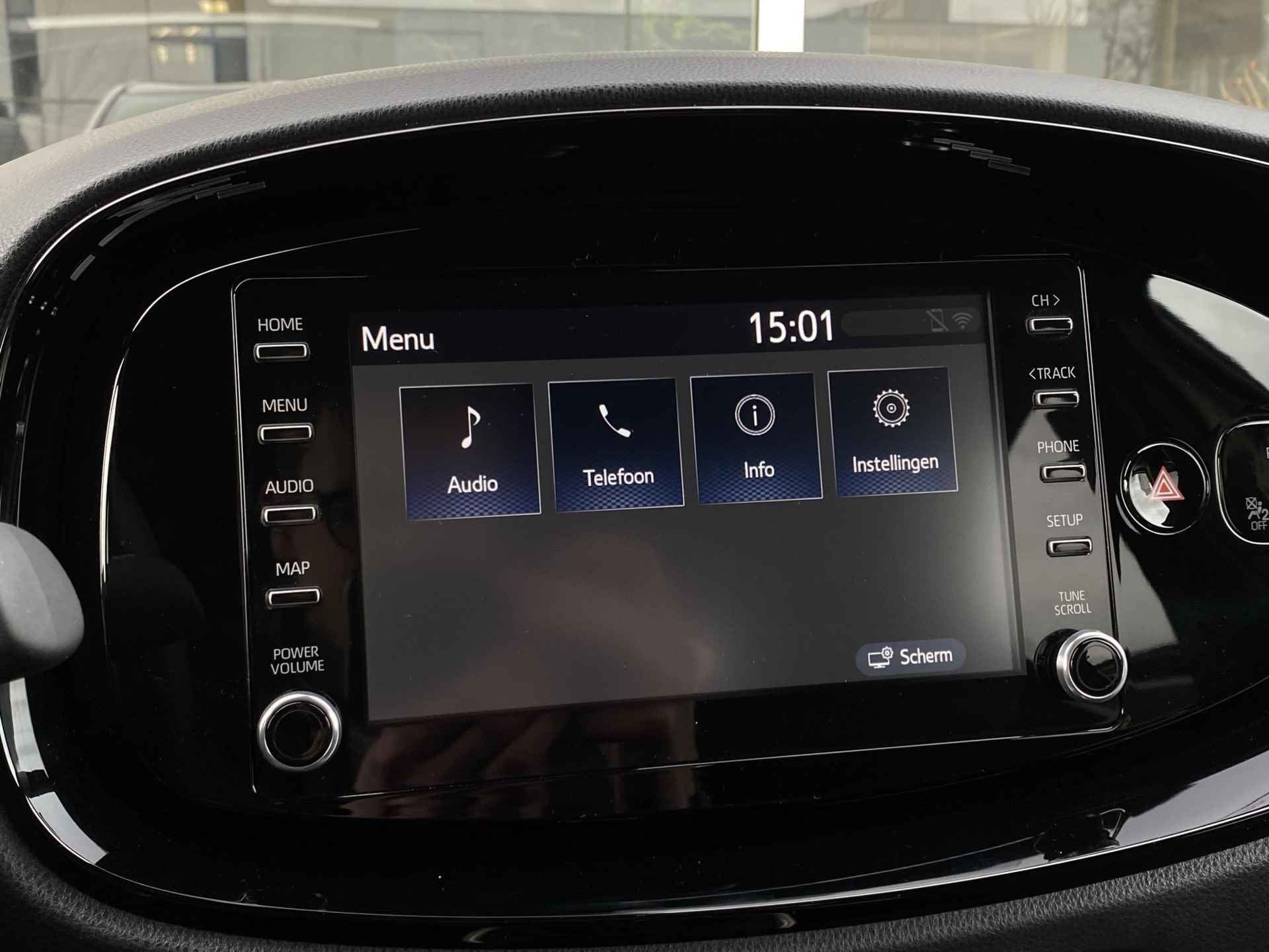 Toyota Aygo X 1.0 VVT-i MT first  | Stoelverwarming voor | Airco | Achteruitrijcamera | DAB+ | Rijstrookassistentie | Apple Carplay/Android auto | - 21/30