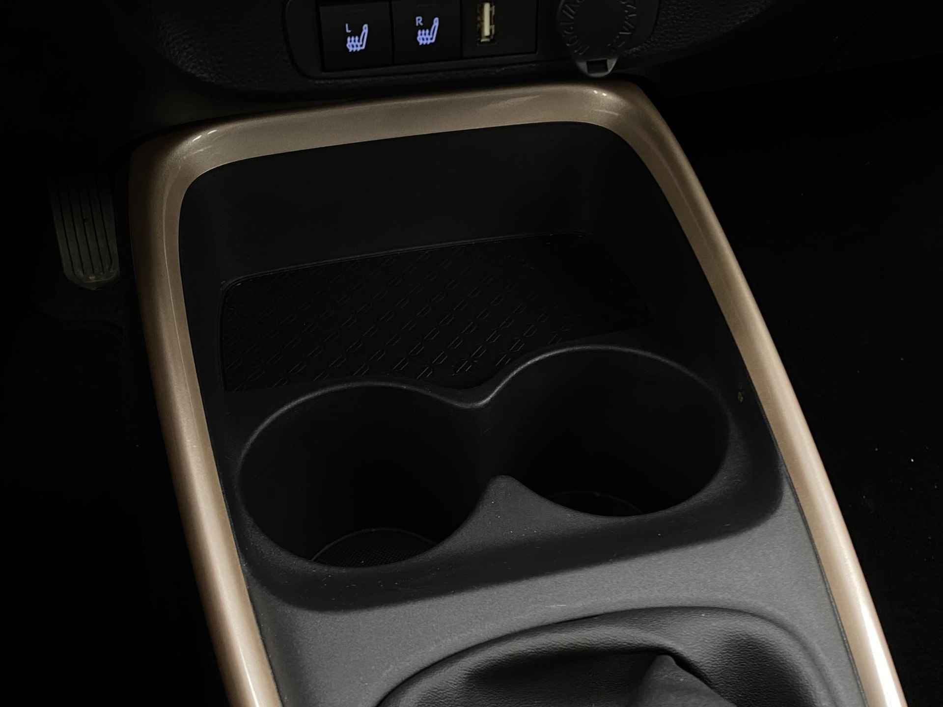 Toyota Aygo X 1.0 VVT-i MT first  | Stoelverwarming voor | Airco | Achteruitrijcamera | DAB+ | Rijstrookassistentie | Apple Carplay/Android auto | - 26/30