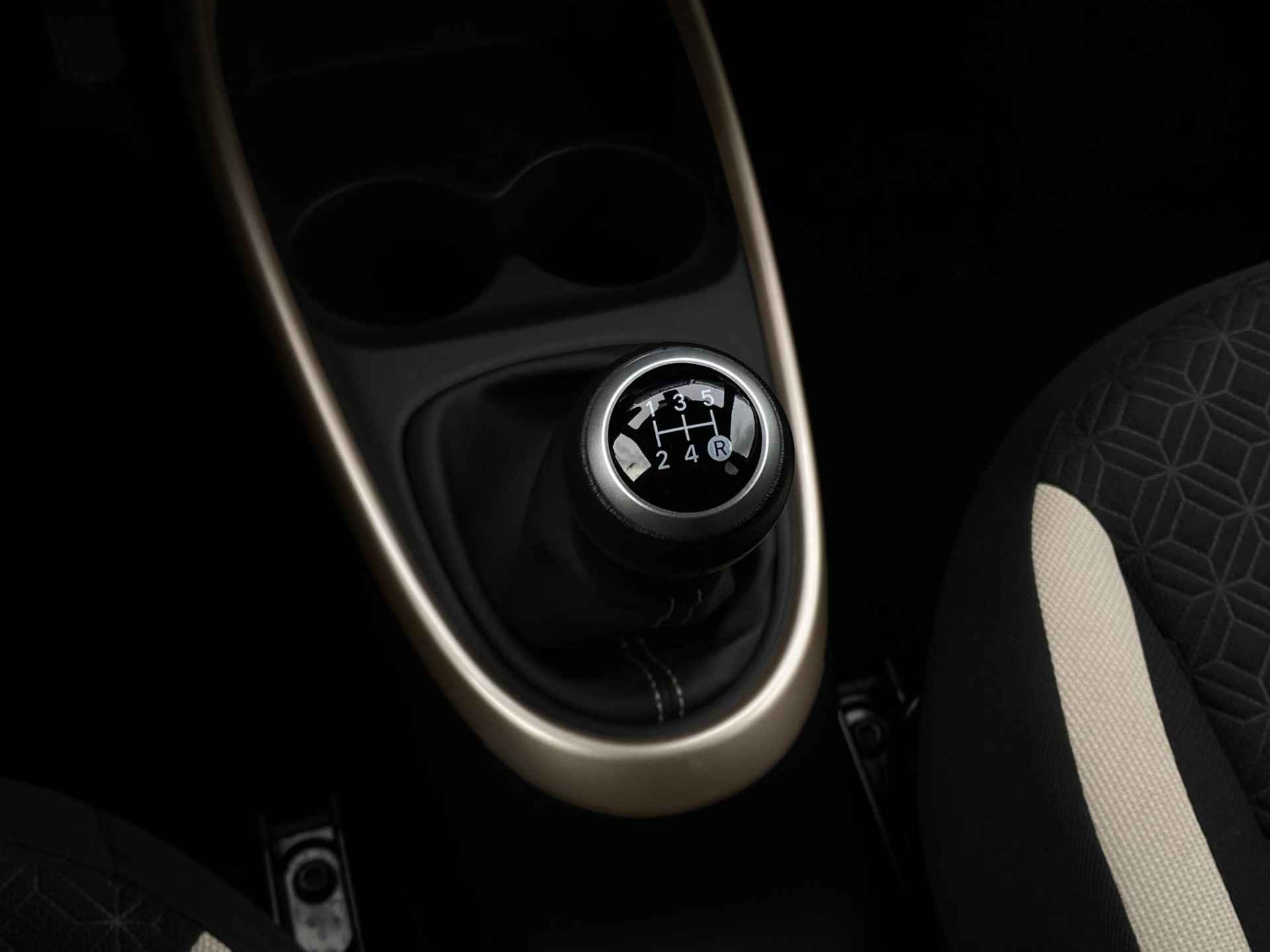 Toyota Aygo X 1.0 VVT-i MT first  | Stoelverwarming voor | Airco | Achteruitrijcamera | DAB+ | Rijstrookassistentie | Apple Carplay/Android auto | - 27/30