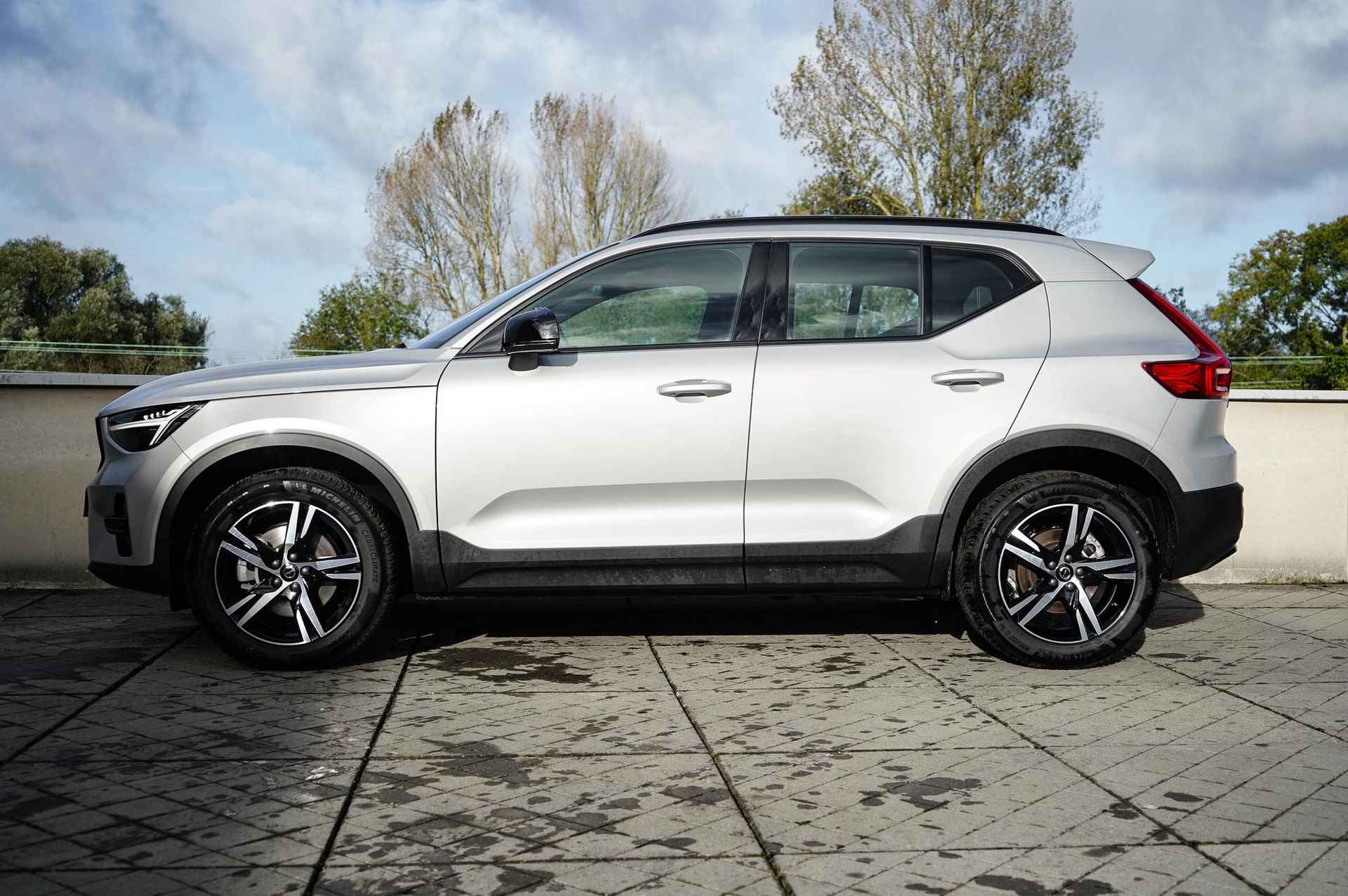 Volvo XC40 2.0 B4 Plus Dark Adaptieve Cruise Control | Semi Elek Trekhaak | Parkeercamera Achter | Verwarmbare Voorstoelen + Stuurwiel - 3/29