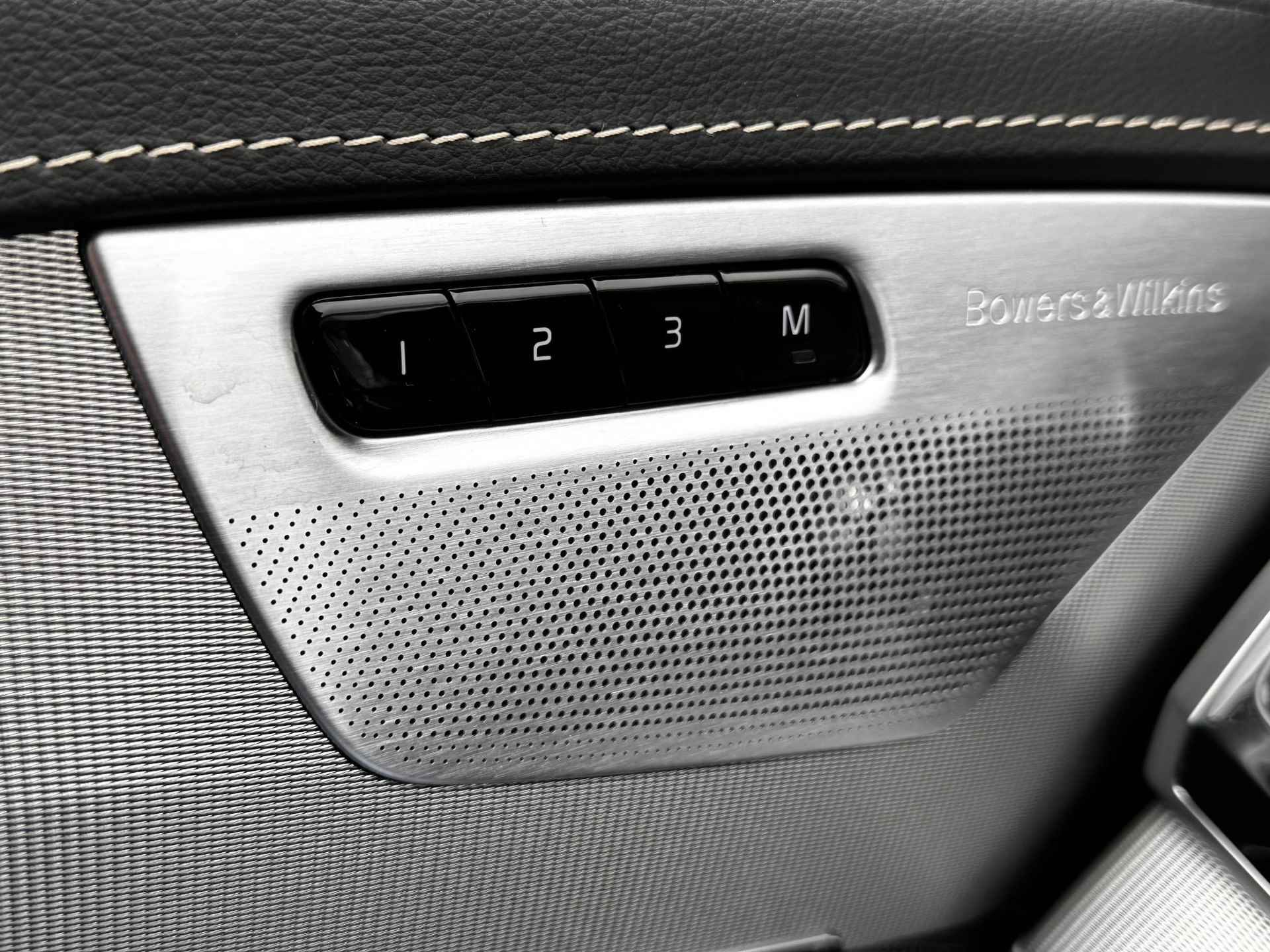 Volvo XC90 T8 RECHARGE AWD R-DESIGN (((GERESERVEERD MVN))) *FULL OPTIONS!* -LUCHTVERING|PANO.DAK|360°CAM|B&W-AUDIO|TREKHAAK|22" - 15/27