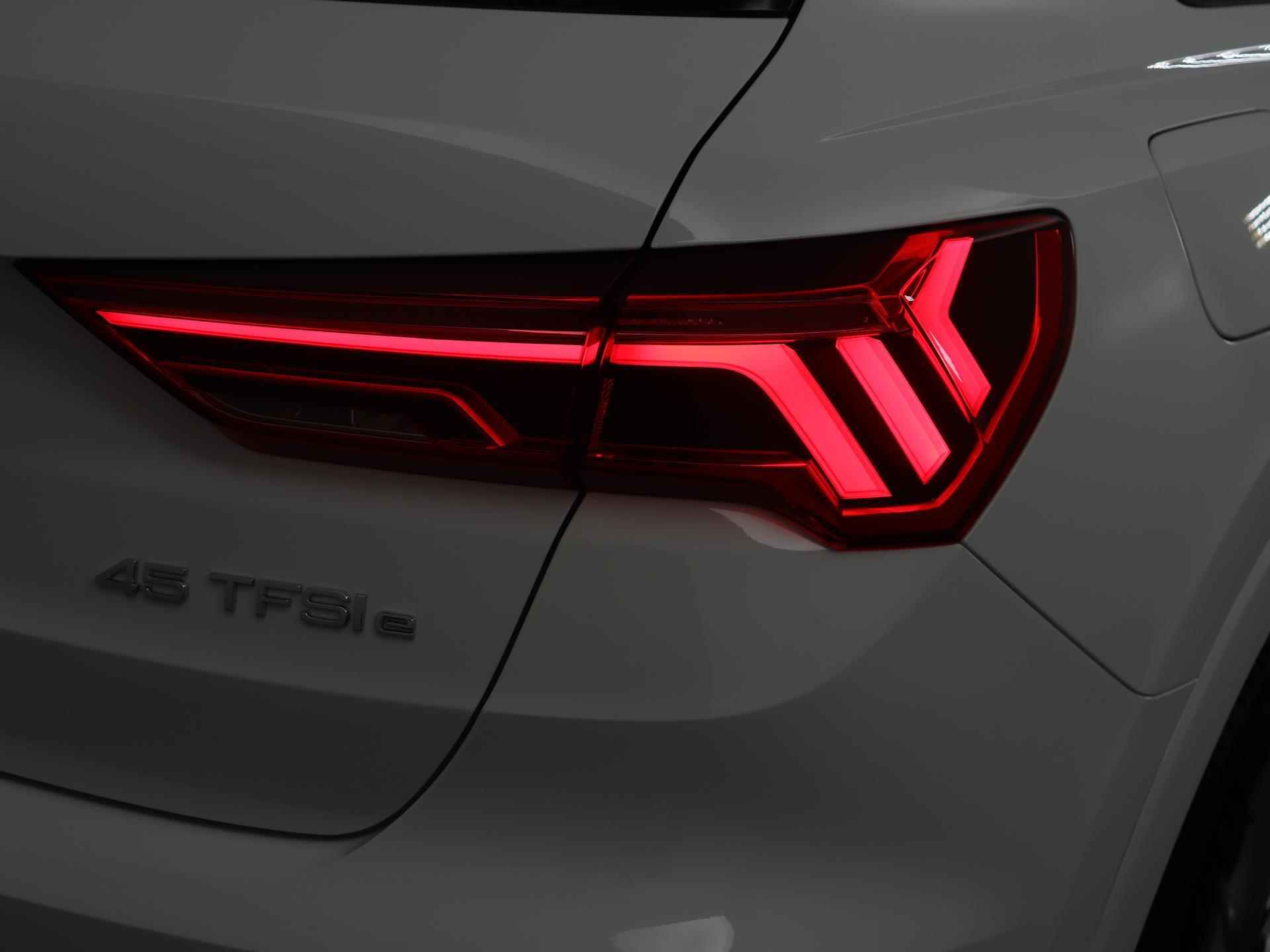 Audi Q3 45 TFSI e 245 PK S edition | S-Line | Matrix LED | Camera | Navigatie | Stoelverwarming | 18" | - 12/52