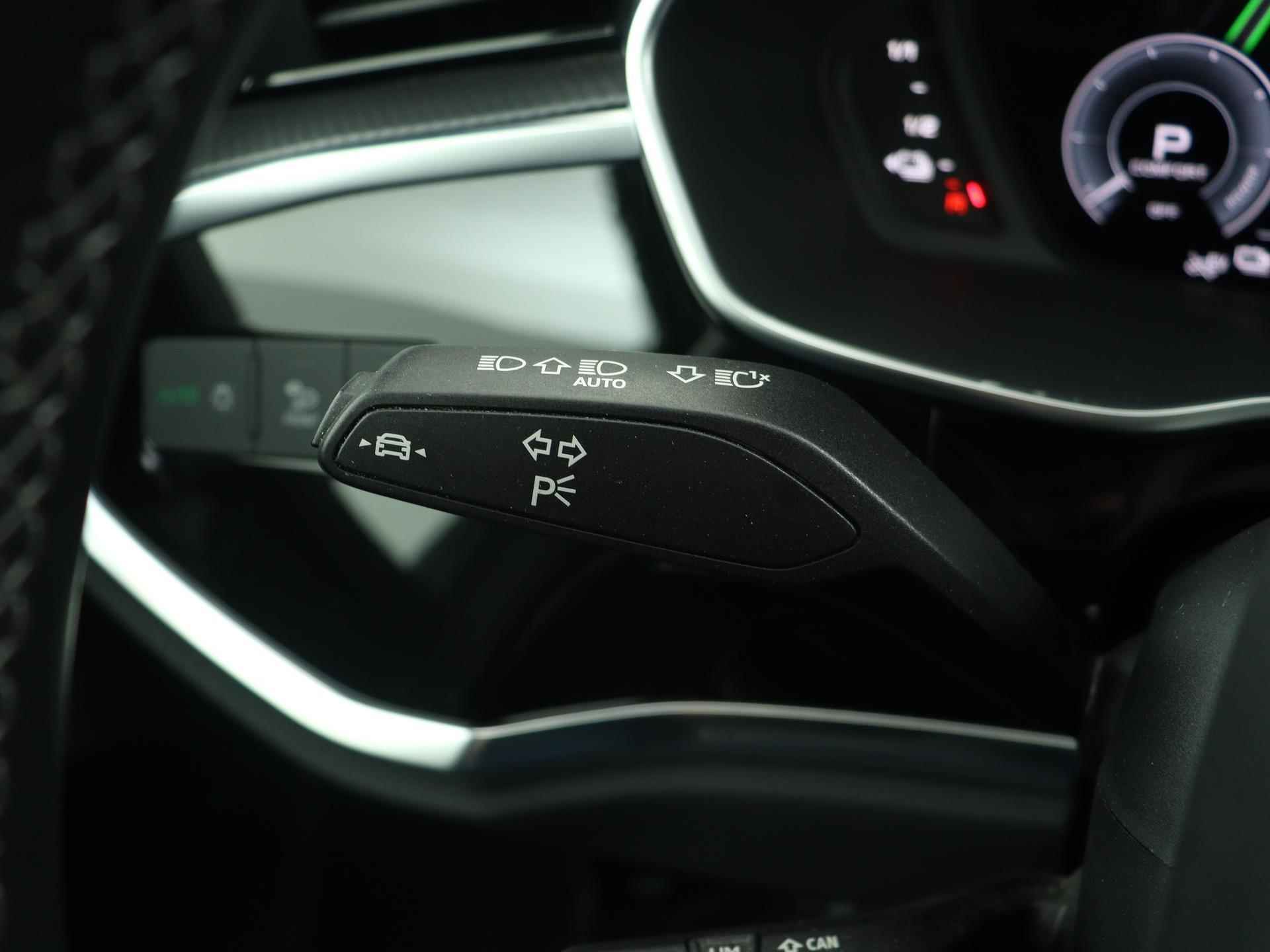Audi Q3 45 TFSI e 245 PK S edition | S-Line | Matrix LED | Camera | Navigatie | Stoelverwarming | 18" | - 35/52
