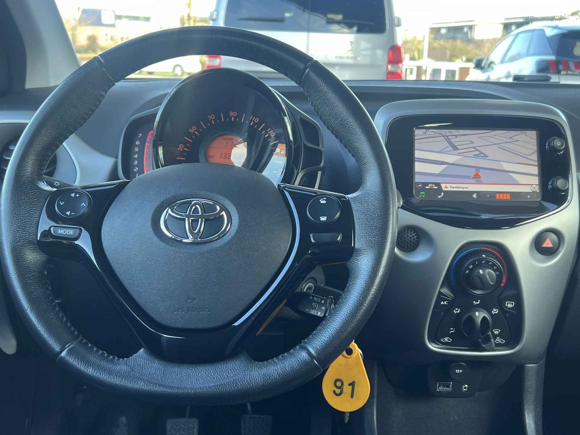 Toyota Aygo 1.0 VVT-i 5-Deurs X-play Navigatie Airconditioning Achteruitrijcamera Bluetooth Led Elek. Ramen + Spiegel CV+  Ab NL Auto - 9/36