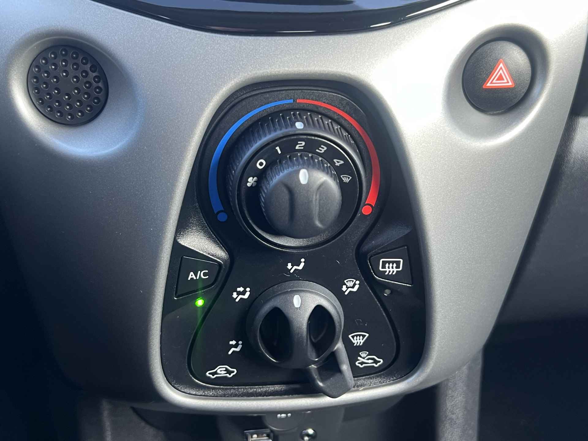 Toyota Aygo 1.0 VVT-i 5-Deurs X-play Navigatie Airconditioning Achteruitrijcamera Bluetooth Led Elek. Ramen + Spiegel CV+  Ab NL Auto - 22/36