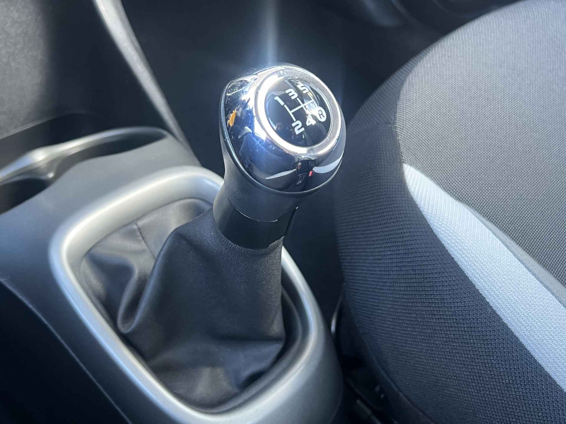 Toyota Aygo 1.0 VVT-i 5-Deurs X-play Navigatie Airconditioning Achteruitrijcamera Bluetooth Led Elek. Ramen + Spiegel CV+  Ab NL Auto - 24/36
