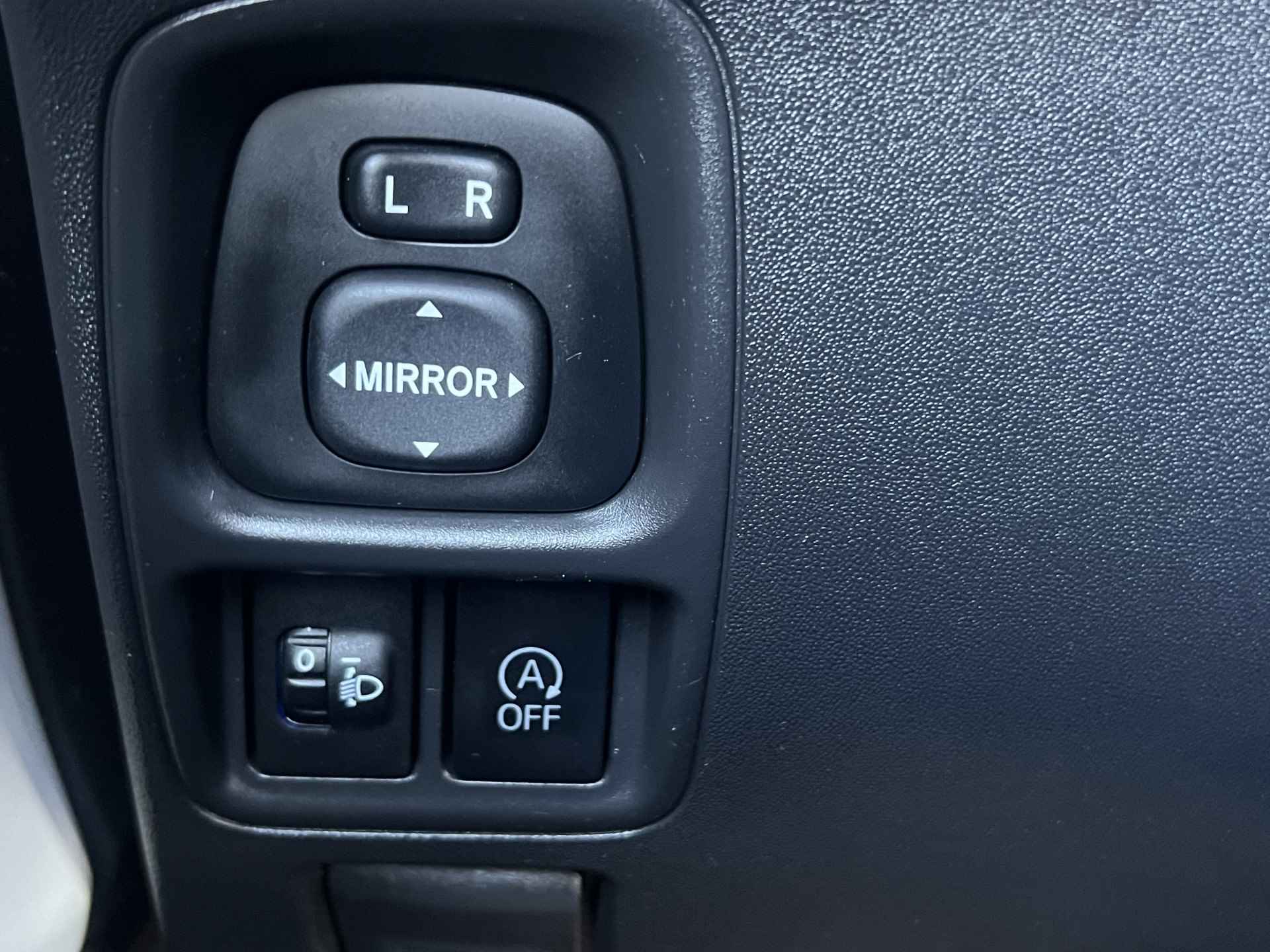 Toyota Aygo 1.0 VVT-i 5-Deurs X-play Navigatie Airconditioning Achteruitrijcamera Bluetooth Led Elek. Ramen + Spiegel CV+  Ab NL Auto - 25/36