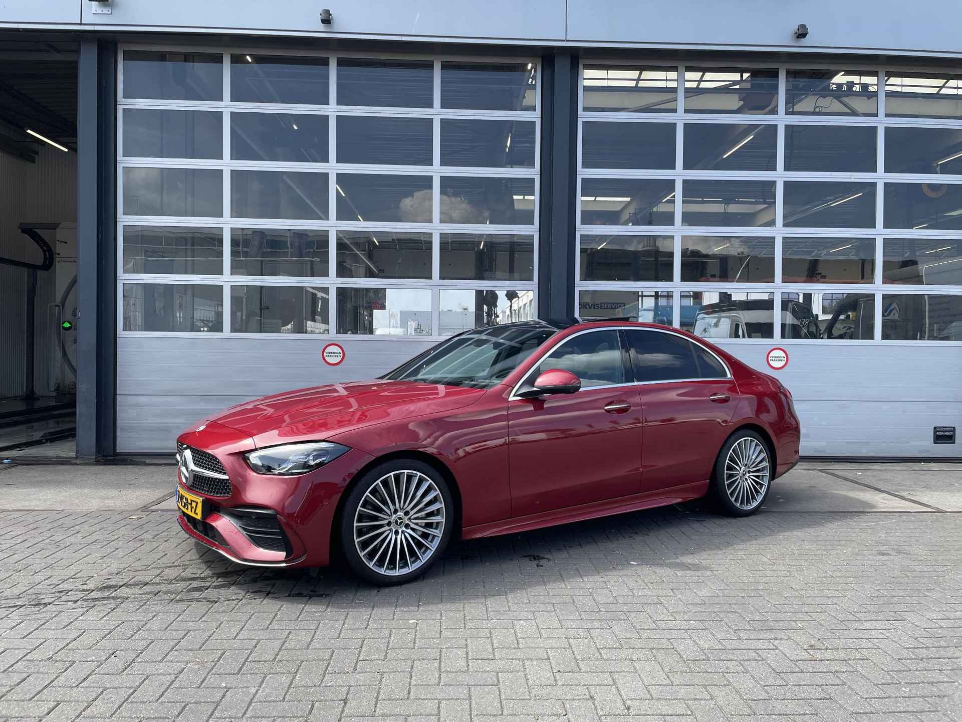 Mercedes-Benz C-klasse 200 AMG Line | Premium PLUS | Panoramadak | Memorystoelen Verwarmd | 360° Camera | Distronic | Burmester® 3D | Head-up display | Sfeerverlichting - 2/21