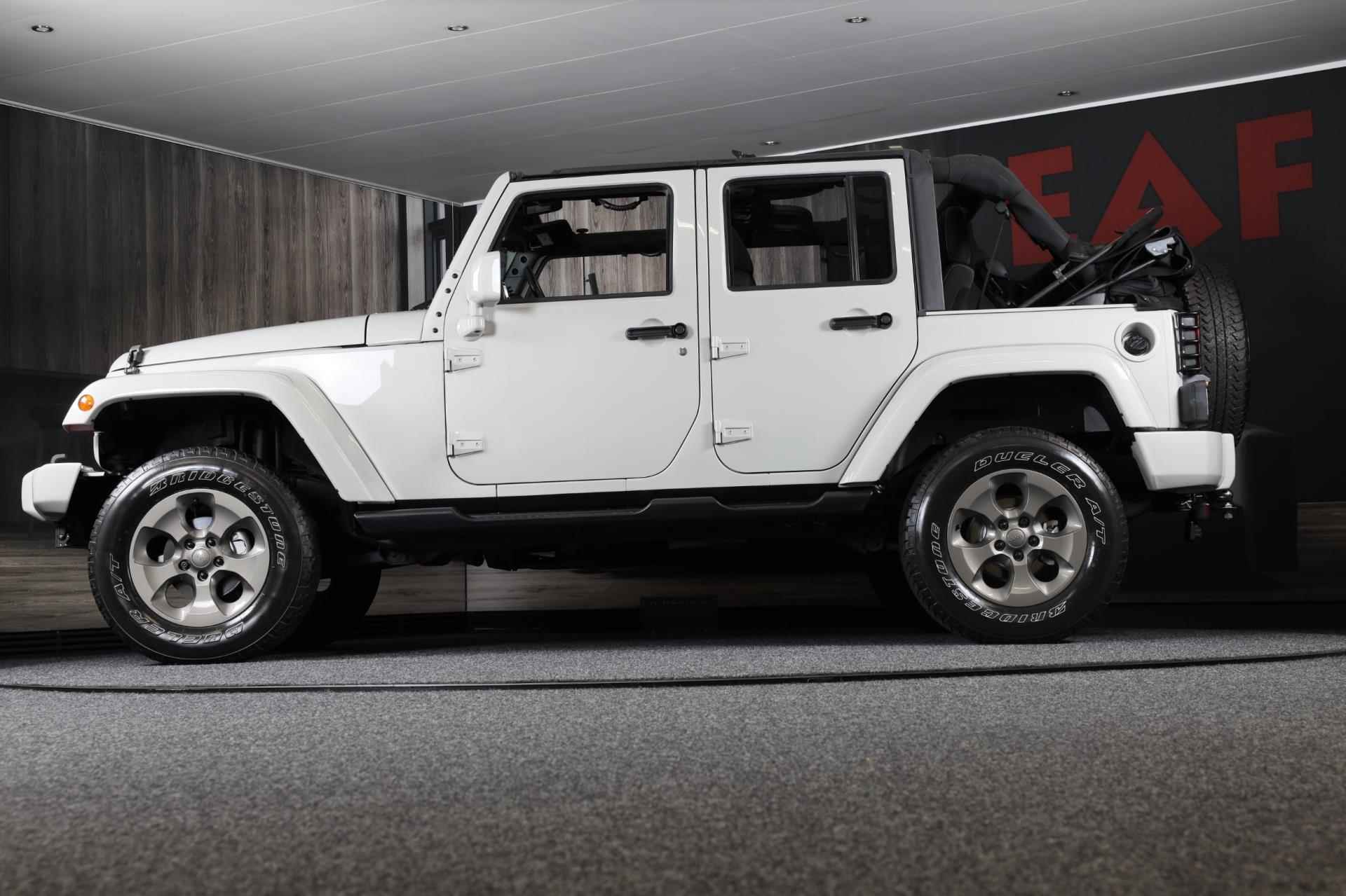 Jeep Wrangler Unlimited CABRIO 3.6 Sahara / 6 Bak / Airco / Navi / Camera / Elek Pakket / Cruise Control / Led / Trekhaak / 18 Inc - 24/46