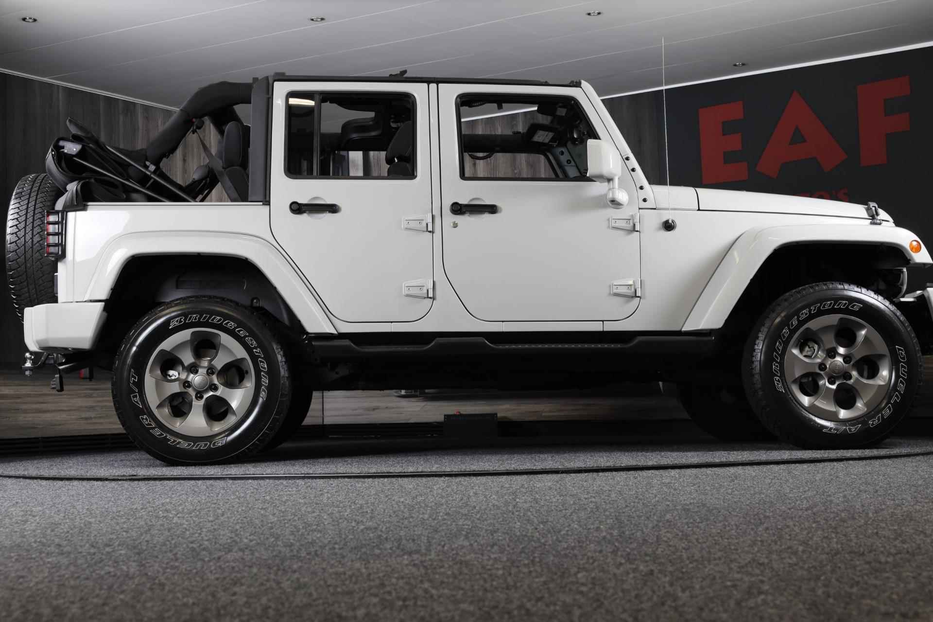 Jeep Wrangler Unlimited CABRIO 3.6 Sahara / 6 Bak / Airco / Navi / Camera / Elek Pakket / Cruise Control / Led / Trekhaak / 18 Inc - 26/46