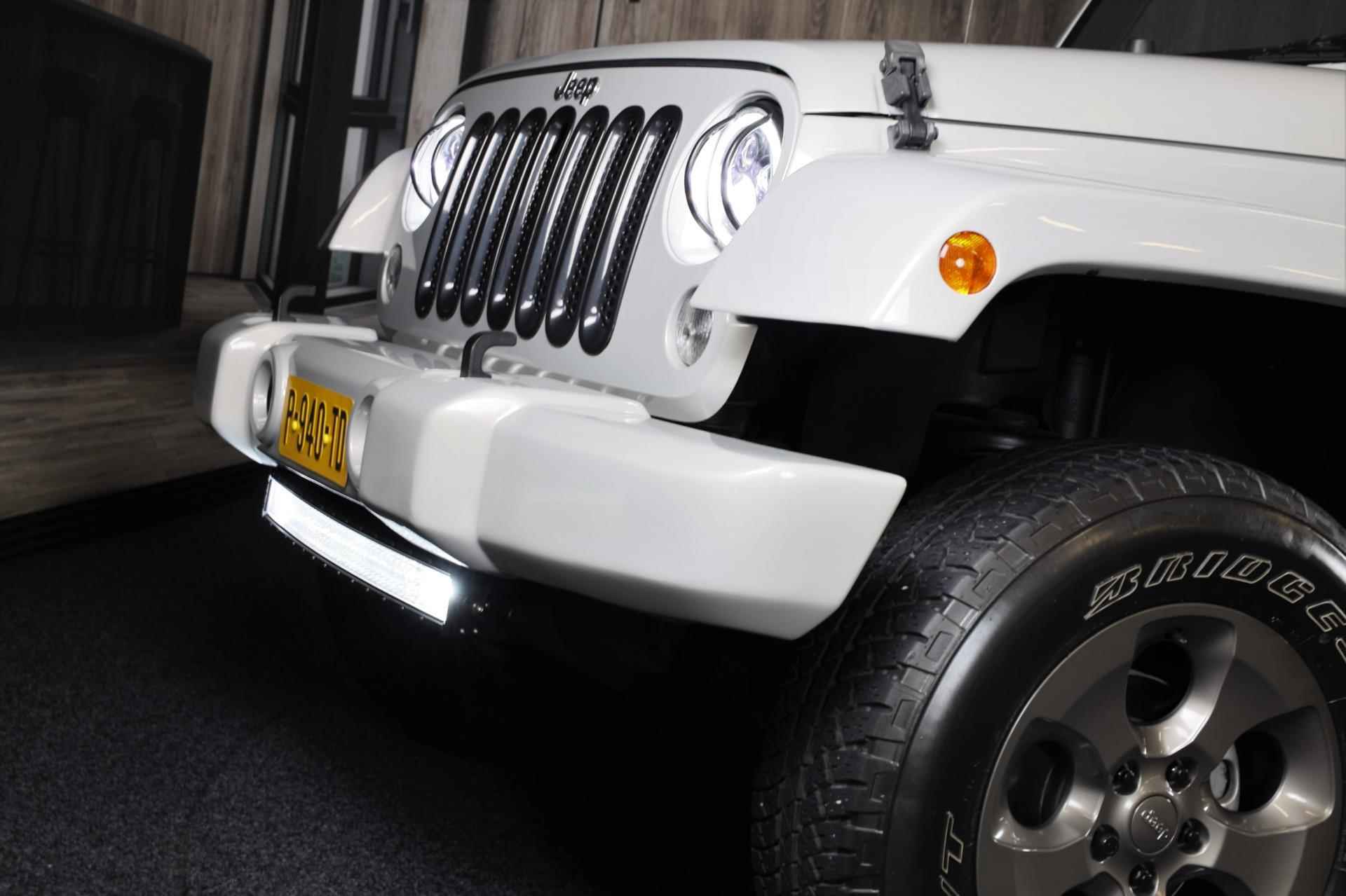 Jeep Wrangler Unlimited CABRIO 3.6 Sahara / 6 Bak / Airco / Navi / Camera / Elek Pakket / Cruise Control / Led / Trekhaak / 18 Inc - 40/46