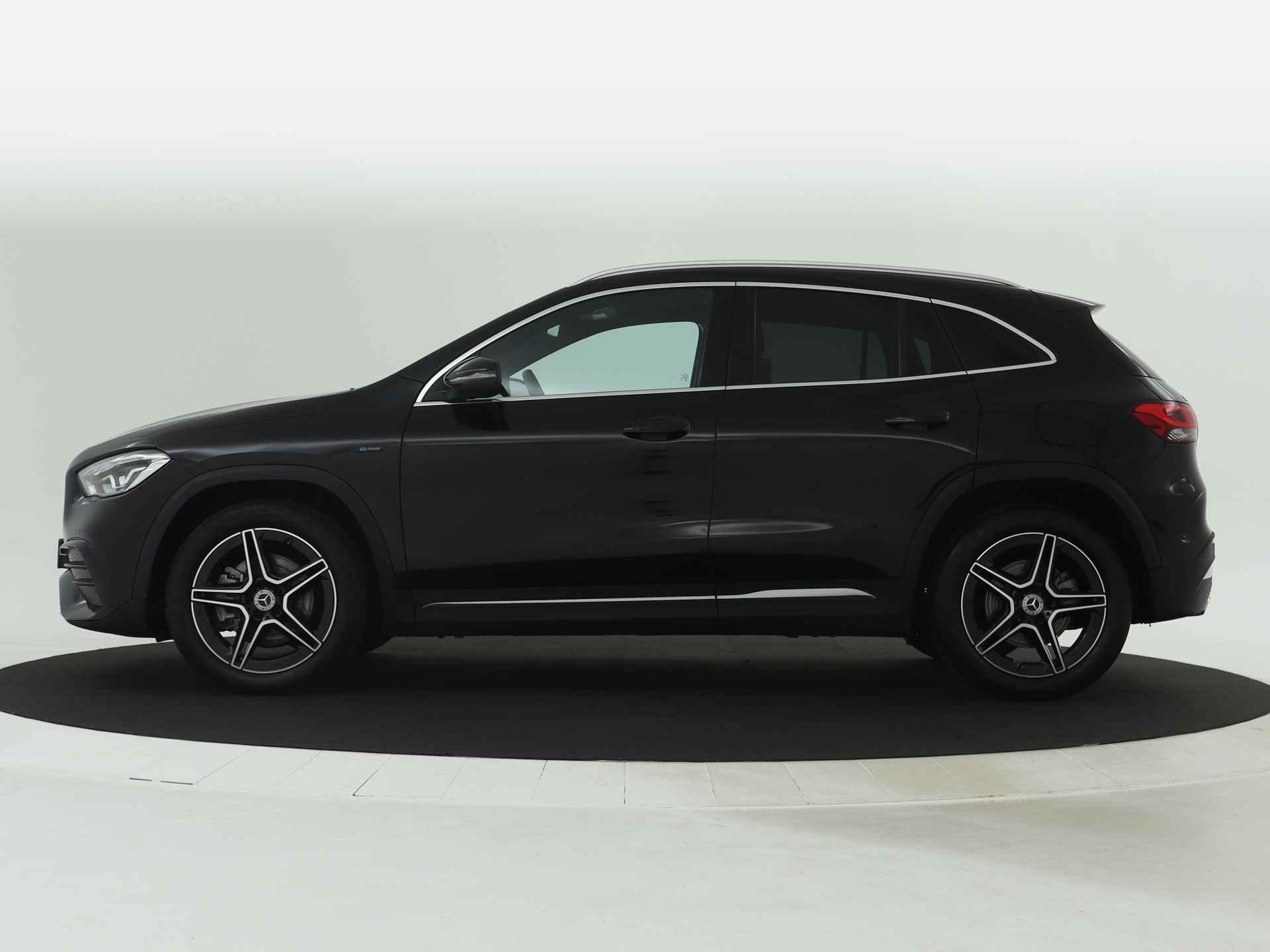 Mercedes-Benz GLA 250 e AMG Plug-In Hybride Sportpakket | Distronic | Augmented Reality | Parkeerpakket met Camera | Apple CarPlay | LED Verlichting | Inclusief 24 maanden MB Certified garantie voor Europa. - 4/45