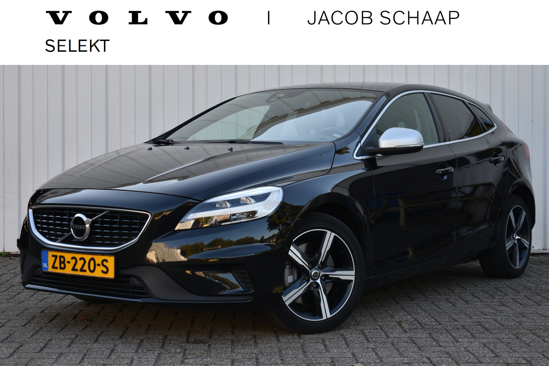 Volvo V40 T3 Polar+ R-Design Sport | Harman & Kardon | Panodak | Keyless | DAB | Camera bij viaBOVAG.nl