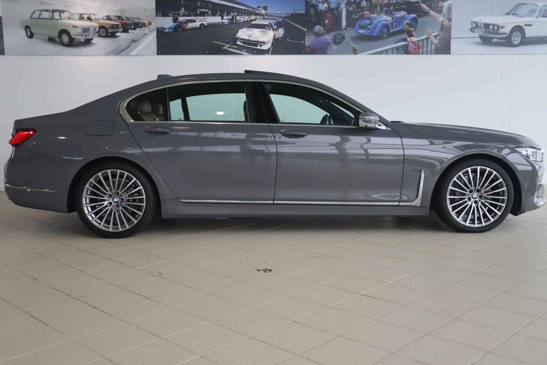 BMW 7 Serie Limousine 745Le xDrive High Executive / Harman Kardon / Panoramadak - 4/37