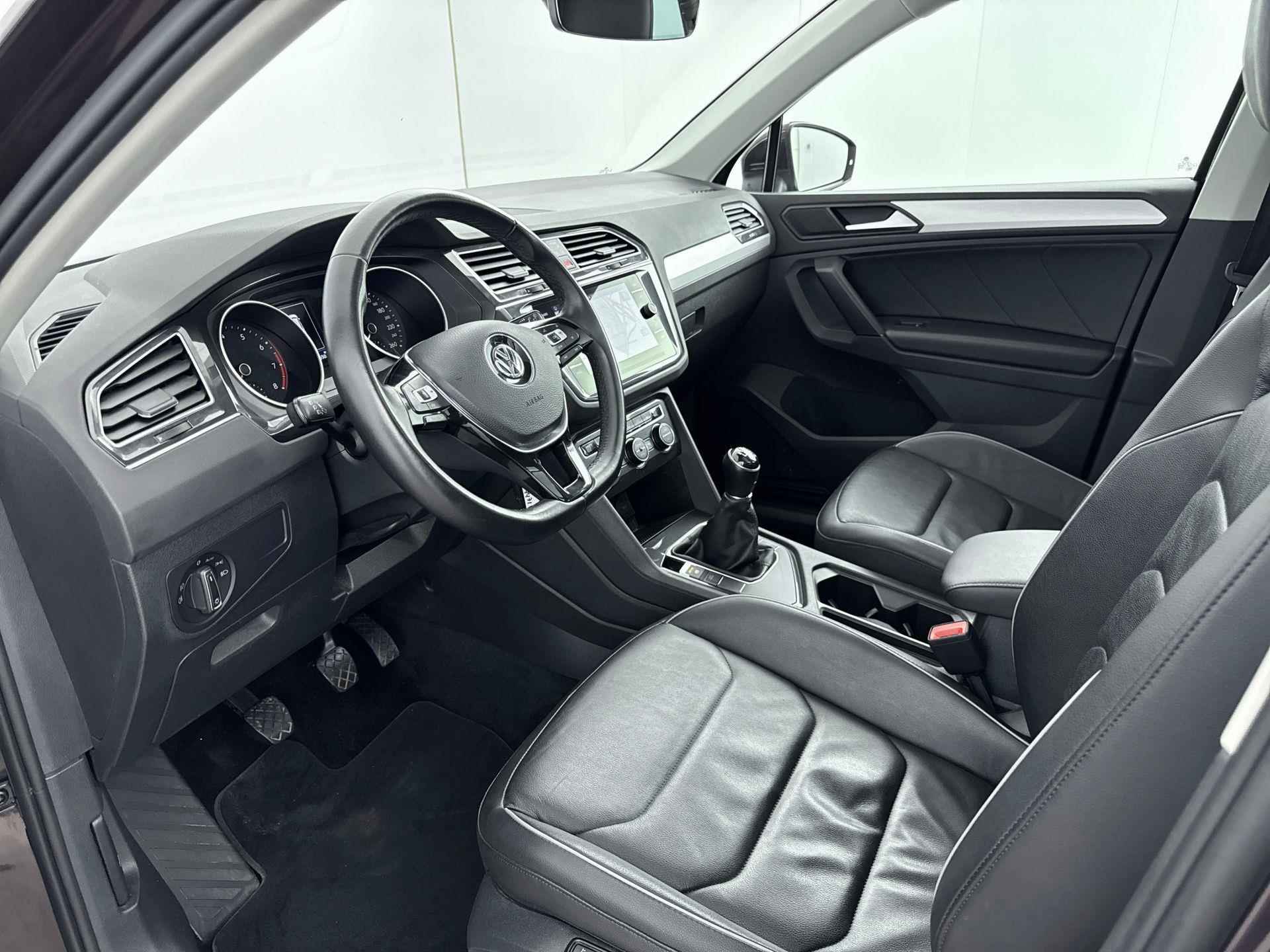 Volkswagen Tiguan 1.5 TSI ACT COMFORTLINE BUSINESS | TREKHAAK | NAVI | LEDER | PANORAMADAK | 17'' LMVELGEN | - 29/33