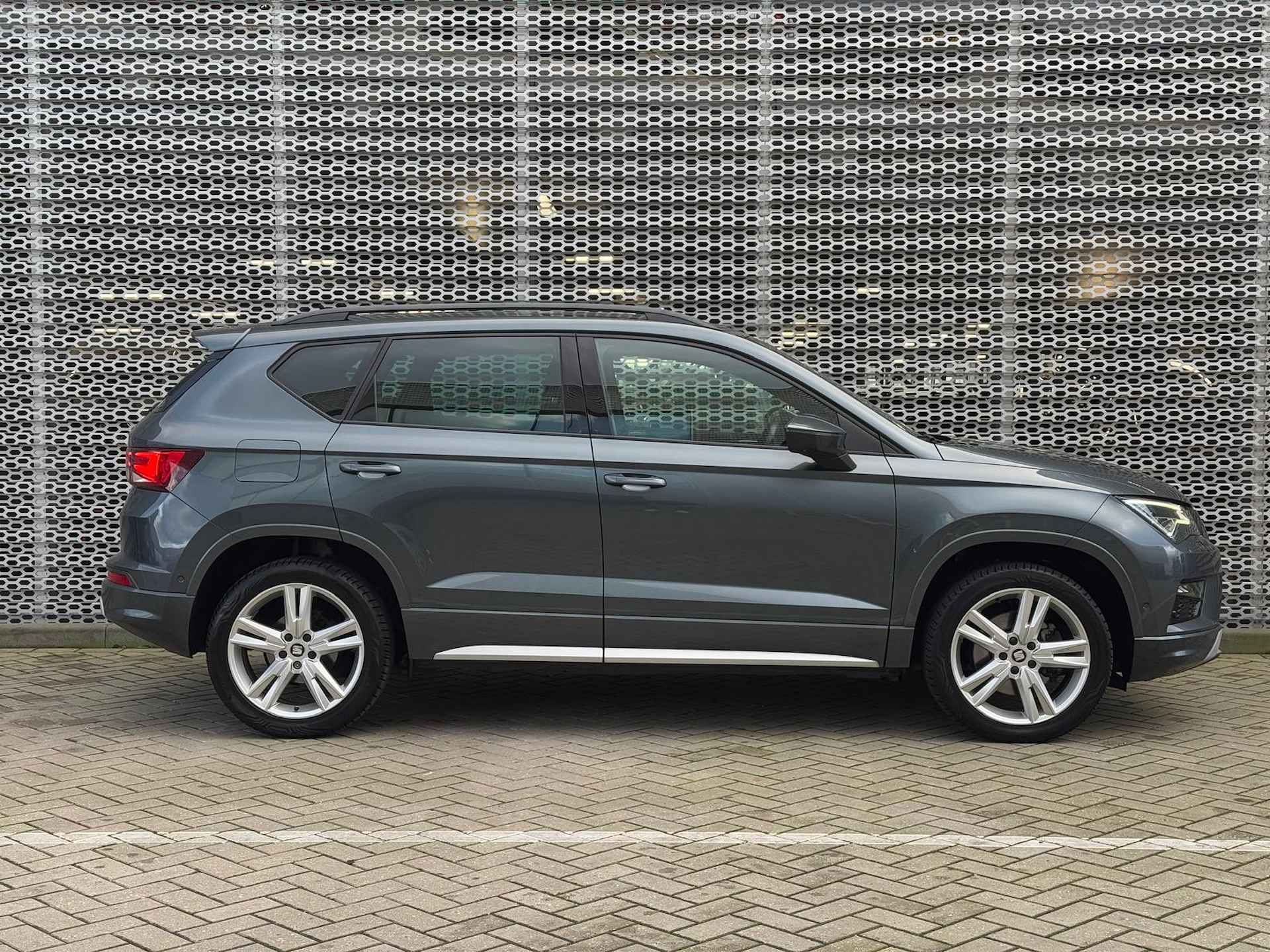 SEAT Ateca 1.5 TSI FR Business Intense / Panoramadak / 360 Camera / Beats Audio / Digitale Cockpit / Stoelverwarming P4 - 9/32