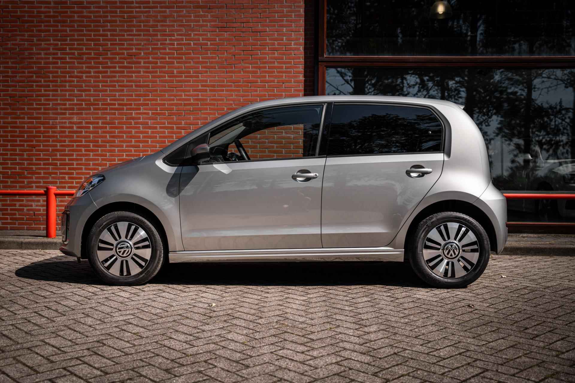 Volkswagen E-Up! 16Kwh |Snellaadaansluiting | Cruise control | Parkeer hulp | Camera | Stoelverwarming | Climate control | - 3/46