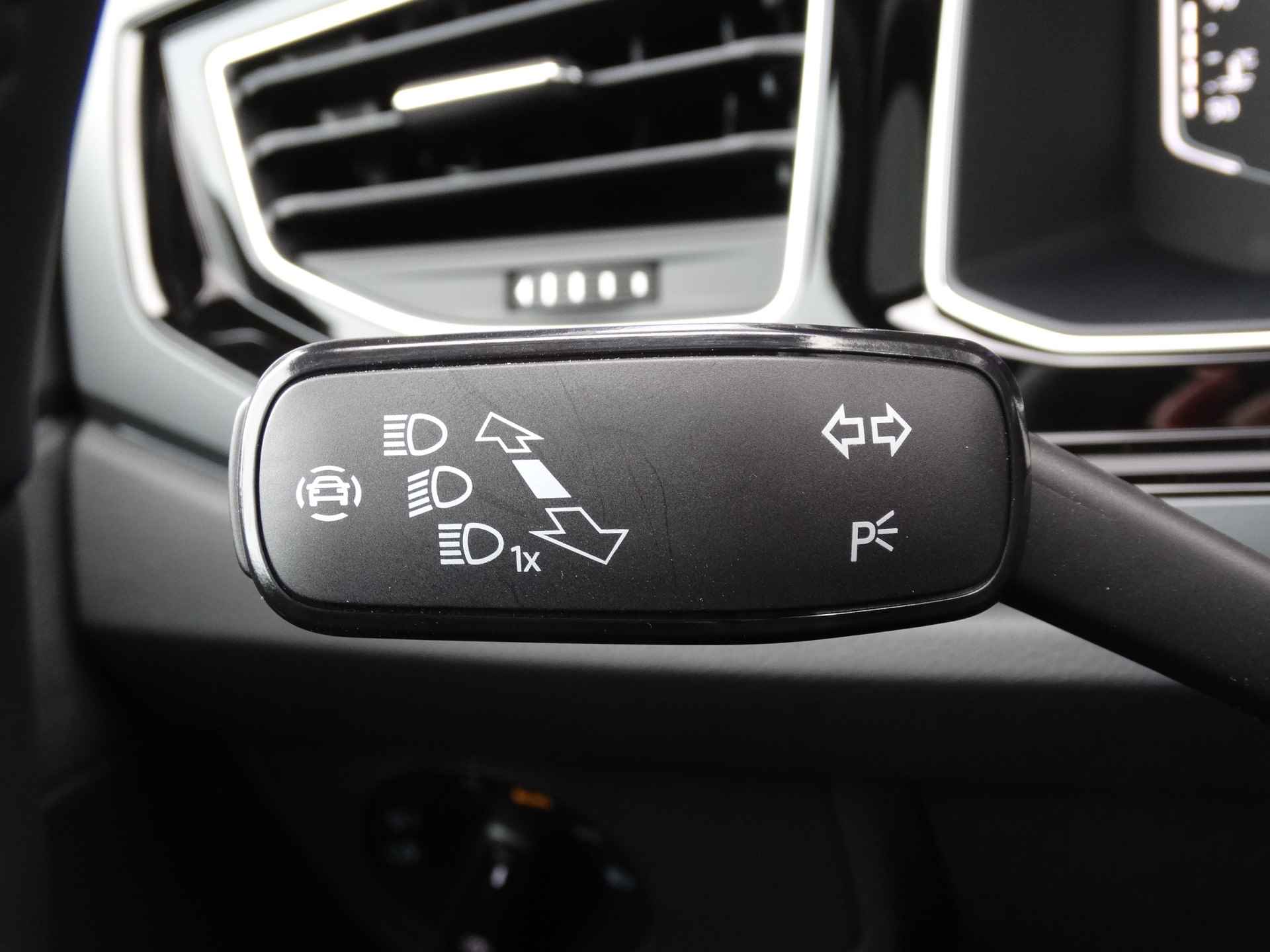 Volkswagen Taigo 1.0 TSI R-Line | Panorama-dak | Camera | Keyless | Stoelverwarming | Navigatie | - 22/32