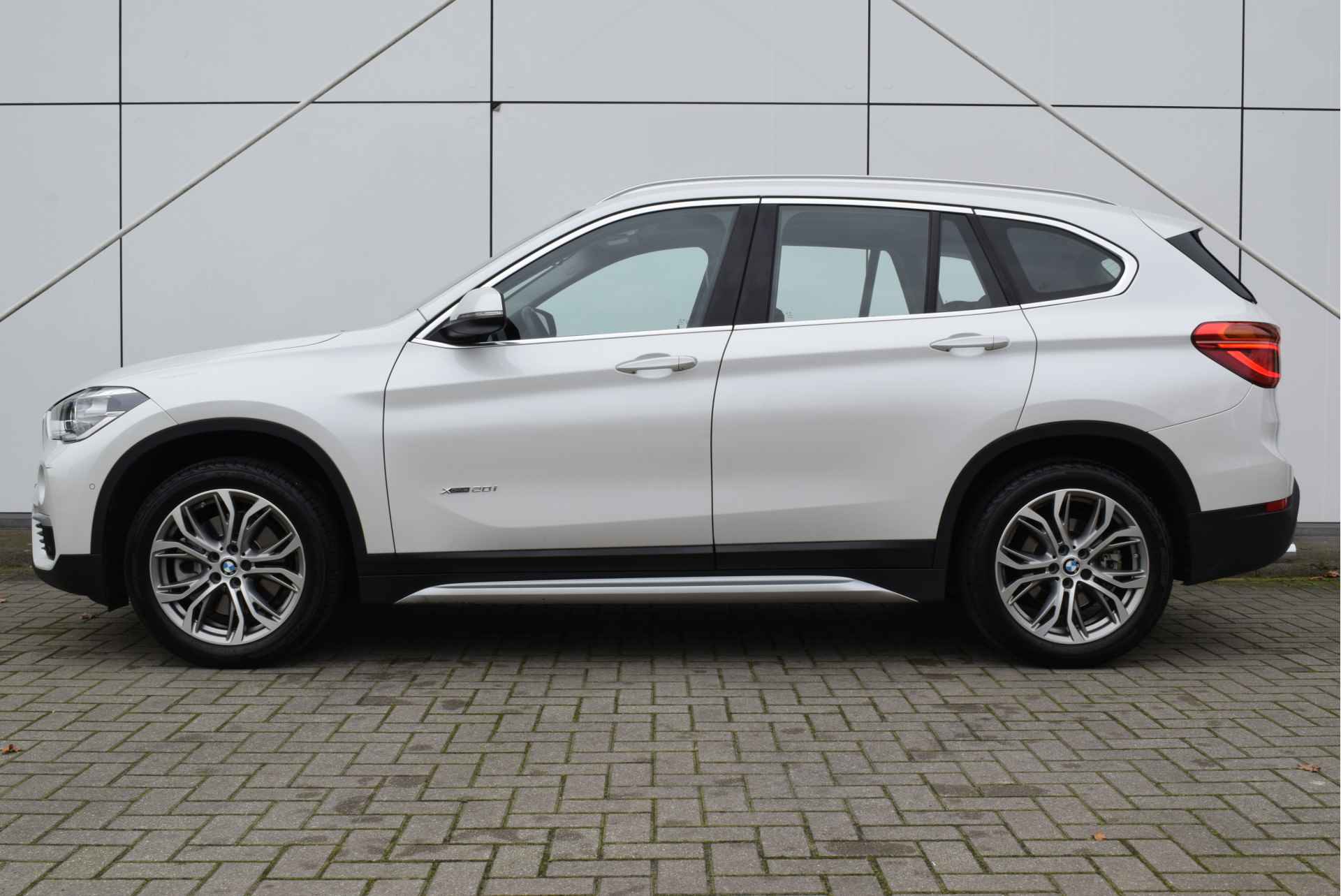 BMW X1 xDrive20i High Executive xLine Automaat / Panoramadak / Trekhaak / LED / Head-Up / Park Assistant / Stoelverwarming - 3/28