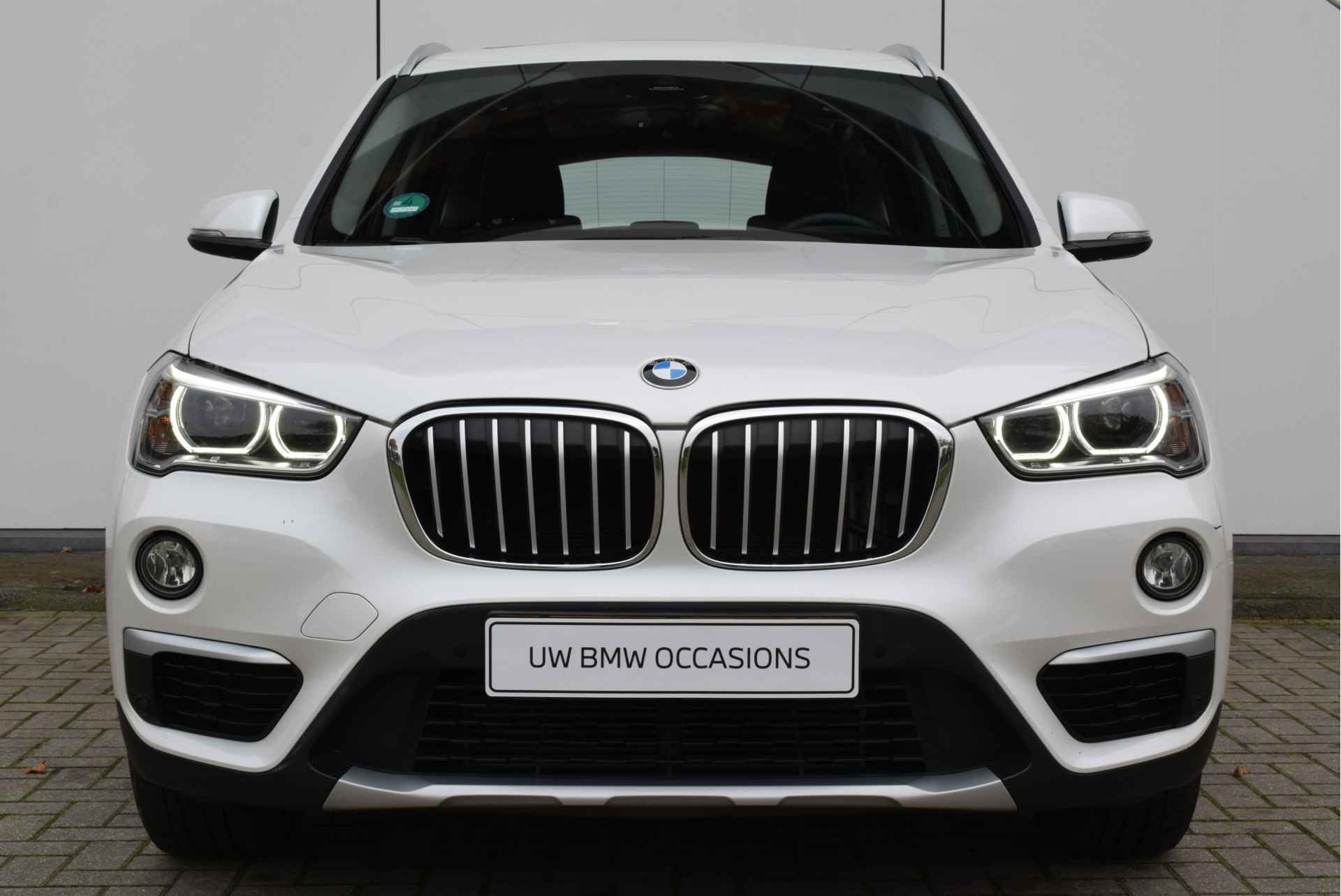 BMW X1 xDrive20i High Executive xLine Automaat / Panoramadak / Trekhaak / LED / Head-Up / Park Assistant / Stoelverwarming - 8/28