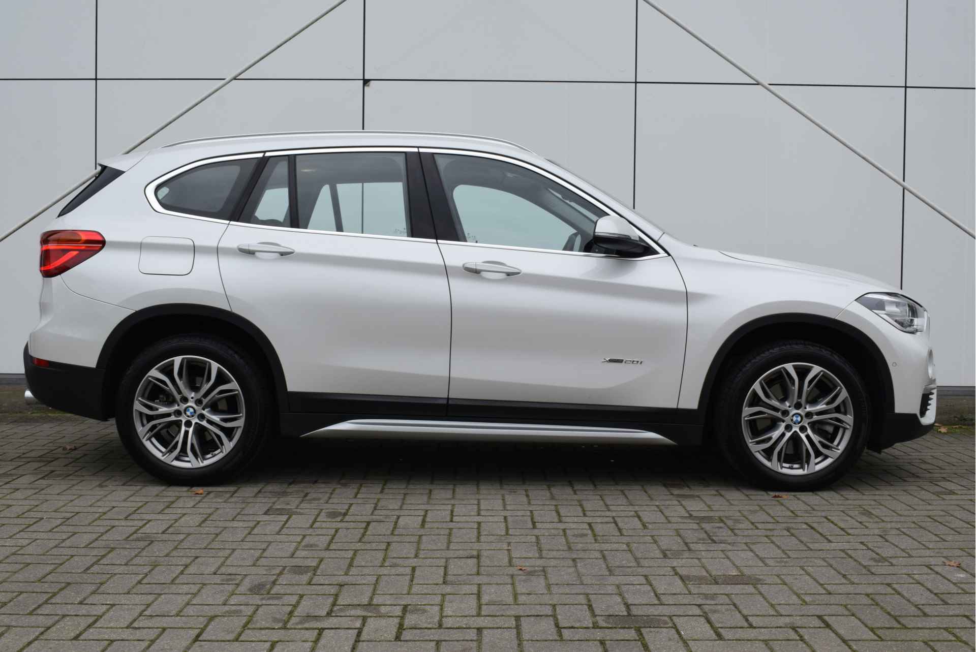 BMW X1 xDrive20i High Executive xLine Automaat / Panoramadak / Trekhaak / LED / Head-Up / Park Assistant / Stoelverwarming - 11/28