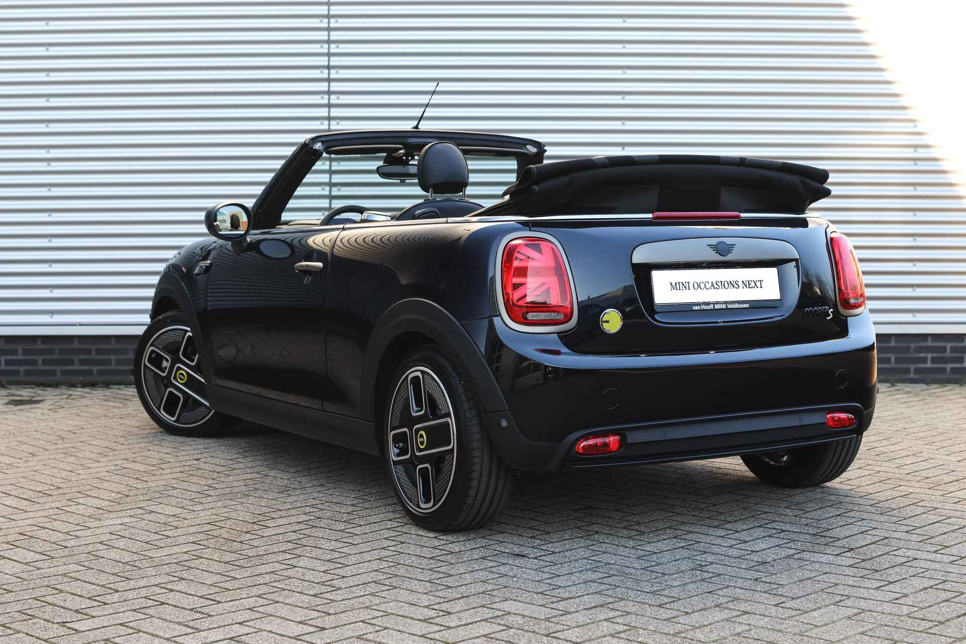 MINI Electric Cabrio 33 kWh / Achteruitrijcamera / Sportstoelen / Active Cruise Control / Comfort Access / Park Assistant / Head-Up / Harman-Kardon - 3/39