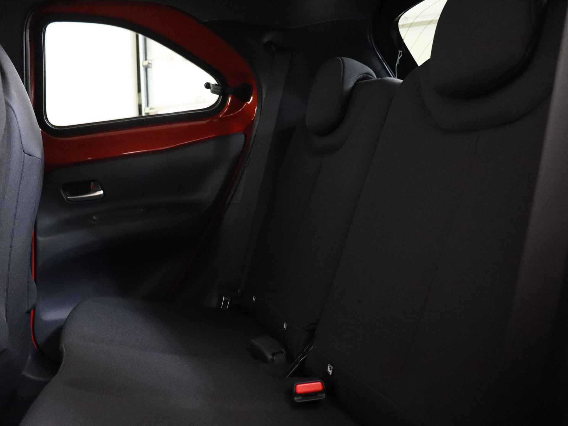 Toyota Aygo X 1.0 VVT-i MT envy  Limited | Stoelverwarming | Smartkey | Draadloos laden | Snel leverbaar| - 32/37