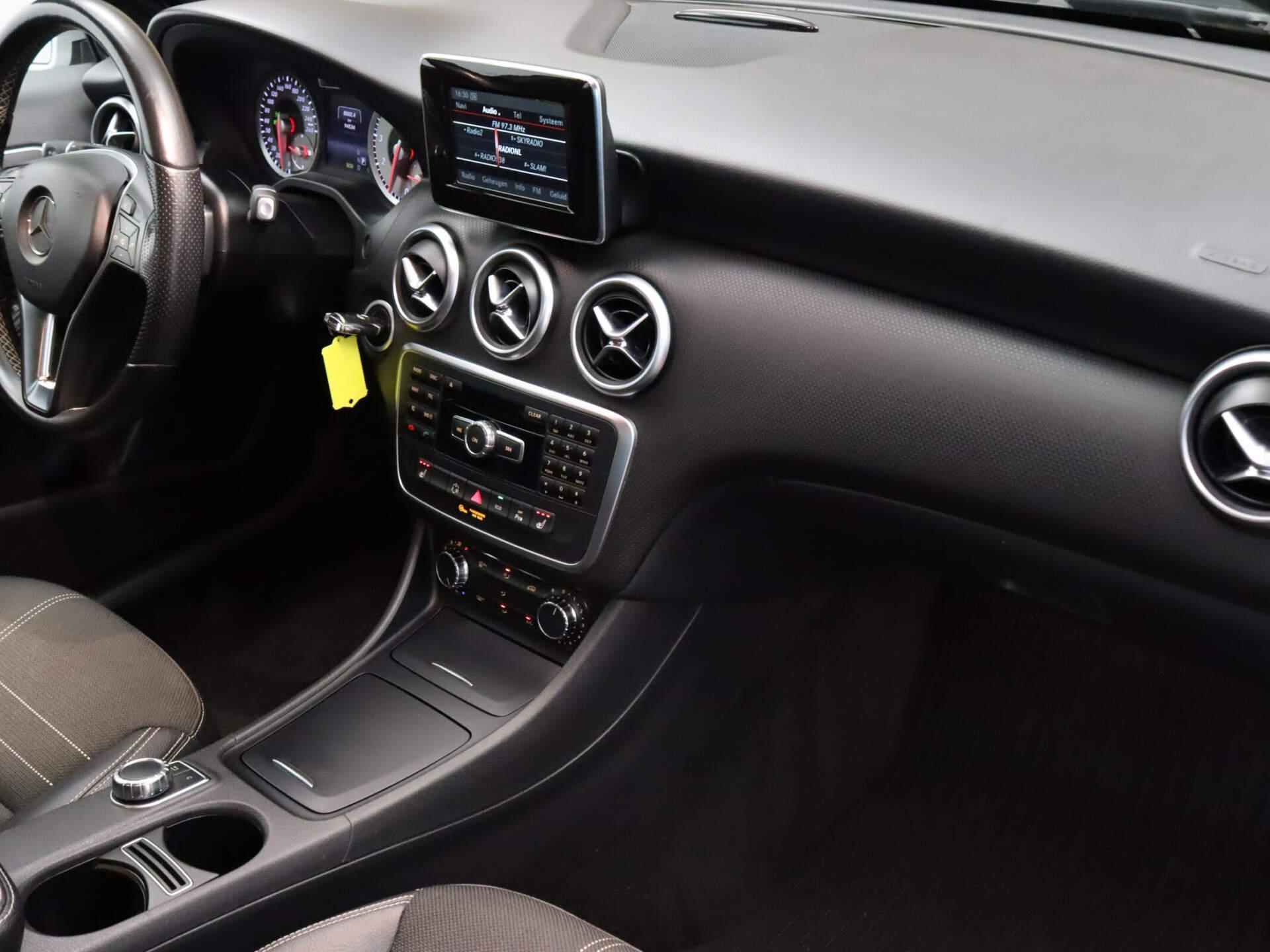 Mercedes-Benz A-klasse 180 Prestige - AUTOMAAT - STOELVERWARMING - CRUISE CONTROLE - PARKEER SENSOREN VOOR ÉN ACHTER - NAVIGATIE – BLUETOOTH - 6/32