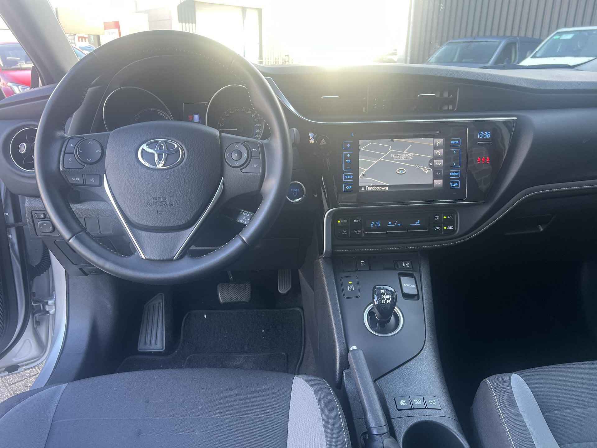 Toyota Auris 1.8 Hybrid Touring Sports Business Plus | Trekhaak | Navigatie - 18/21