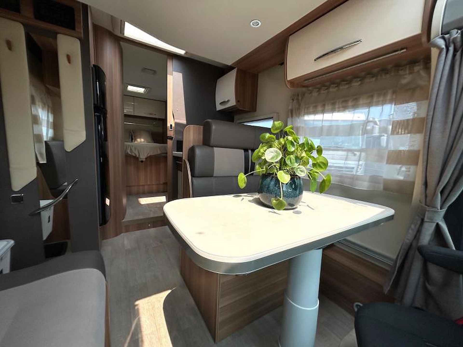 Chausson Flash 718 EB Queensbed/2015/hefbed - 9/25