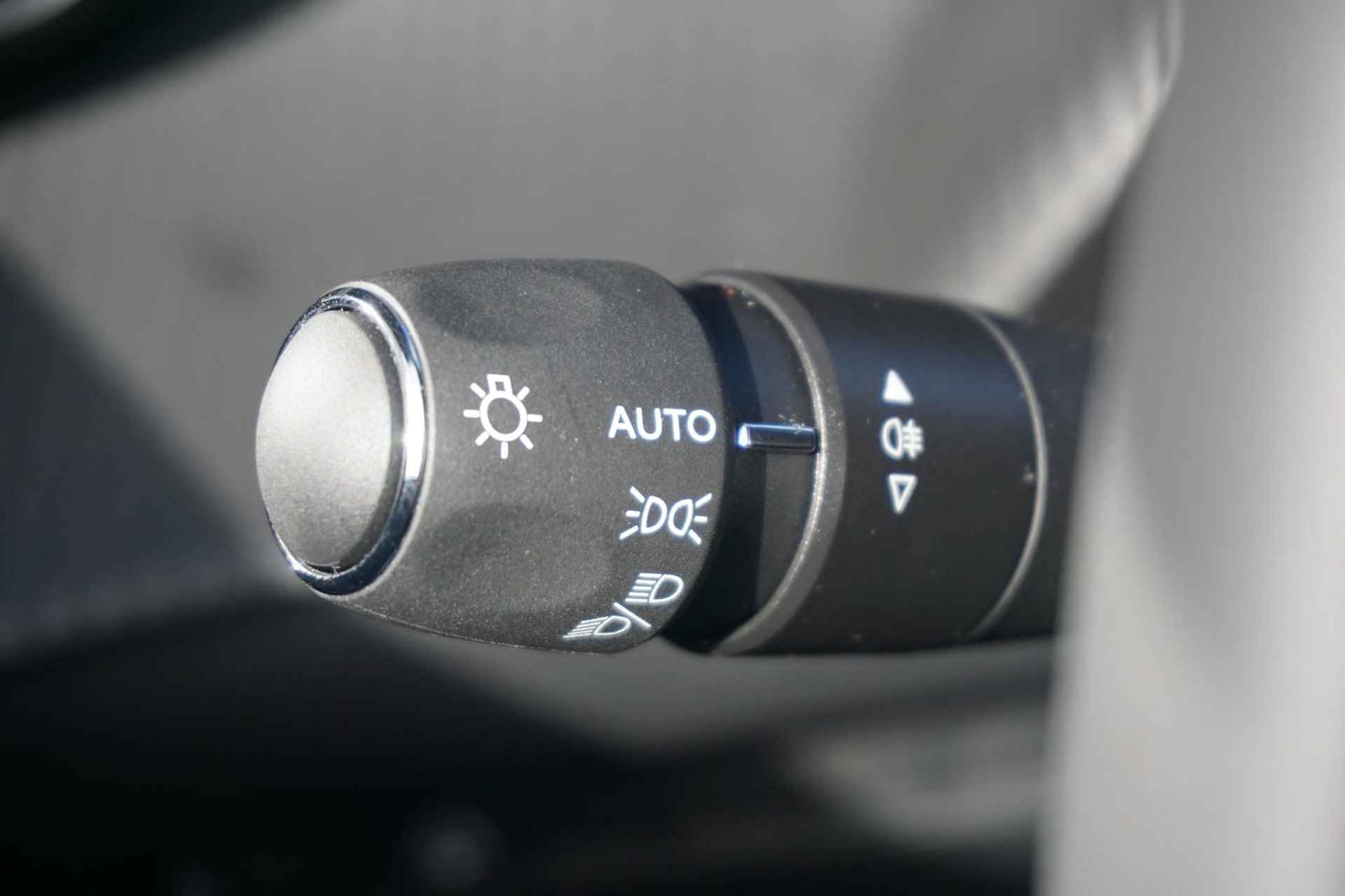 Peugeot 2008 1.2 Hybrid 136 Allure 360° Camera | Keyless | Navi - 21/52