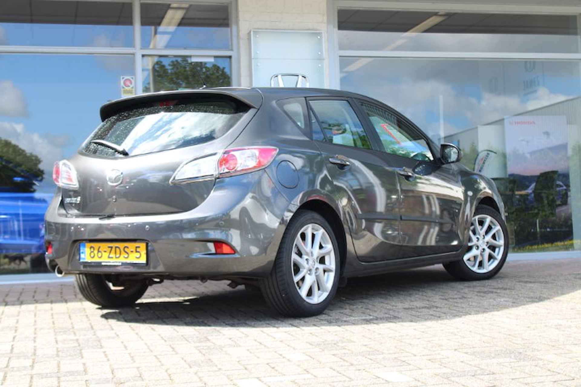 MAZDA 3 2.0 Automaat Hatchback TS+| Stoelverwarming | Navigatie | Climatecontrol | Cruisecontrol | Lichtmetalen Velgen | Parkeersensoren | - 2/41