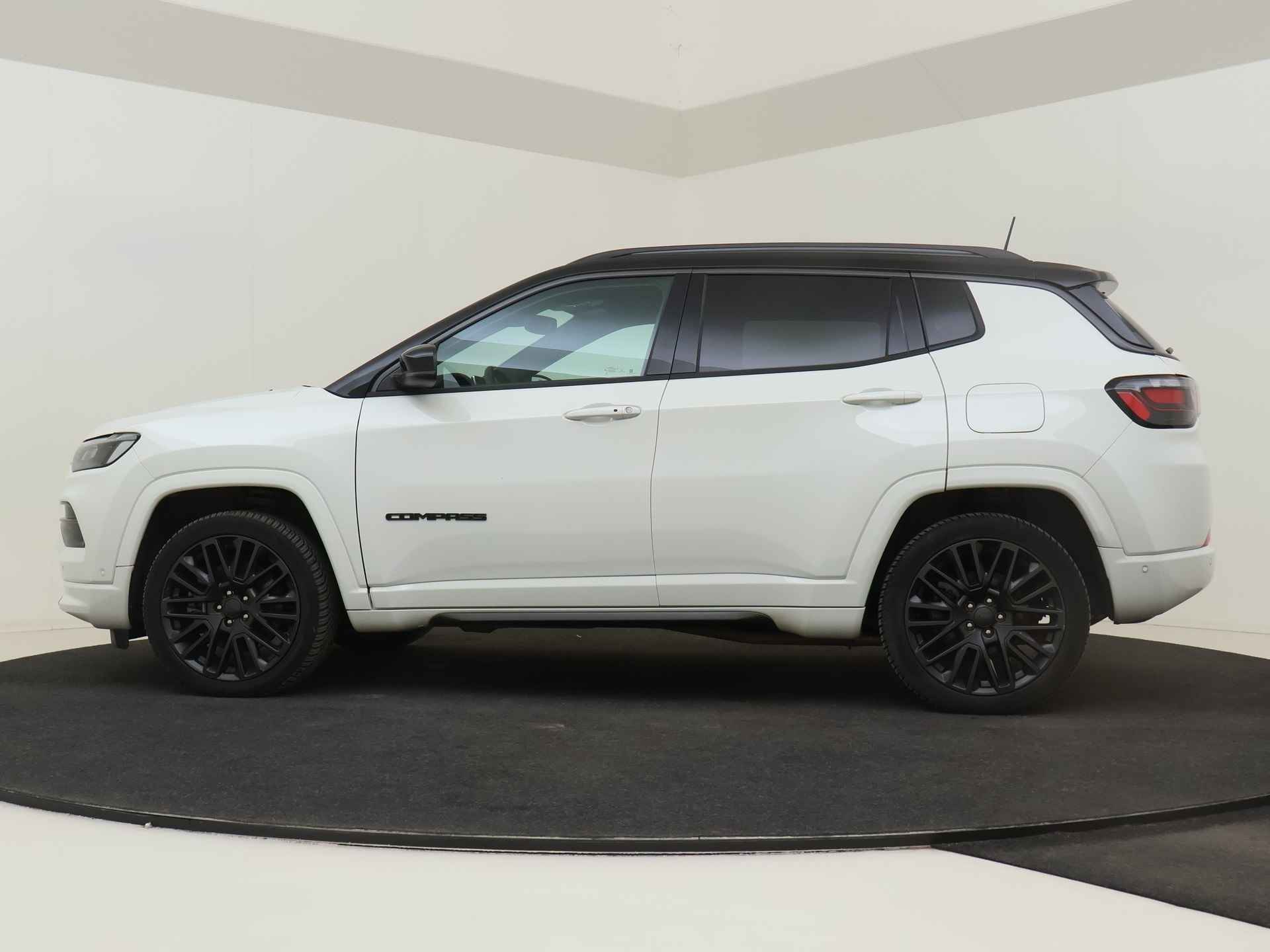 Jeep Compass 4xe 240 Plug-in Hybrid 4WD Electric S | Lederen bekleding | Camera | Navigatie - 4/58