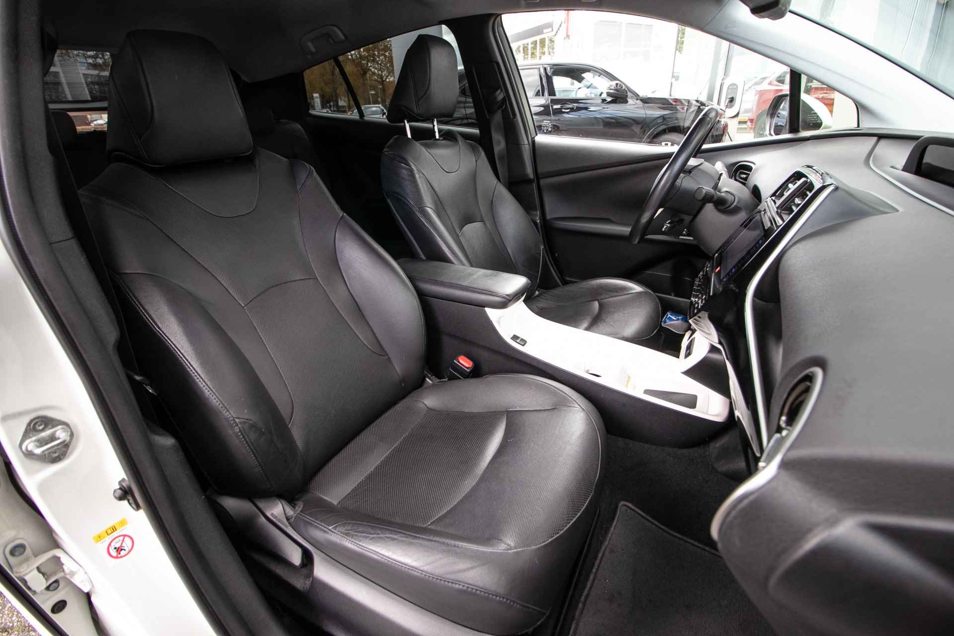 Toyota Prius 1.8 Executive Automaat - All in rijklaarprijs | Afn. Trekhaak | Leder | Navi - 5/45