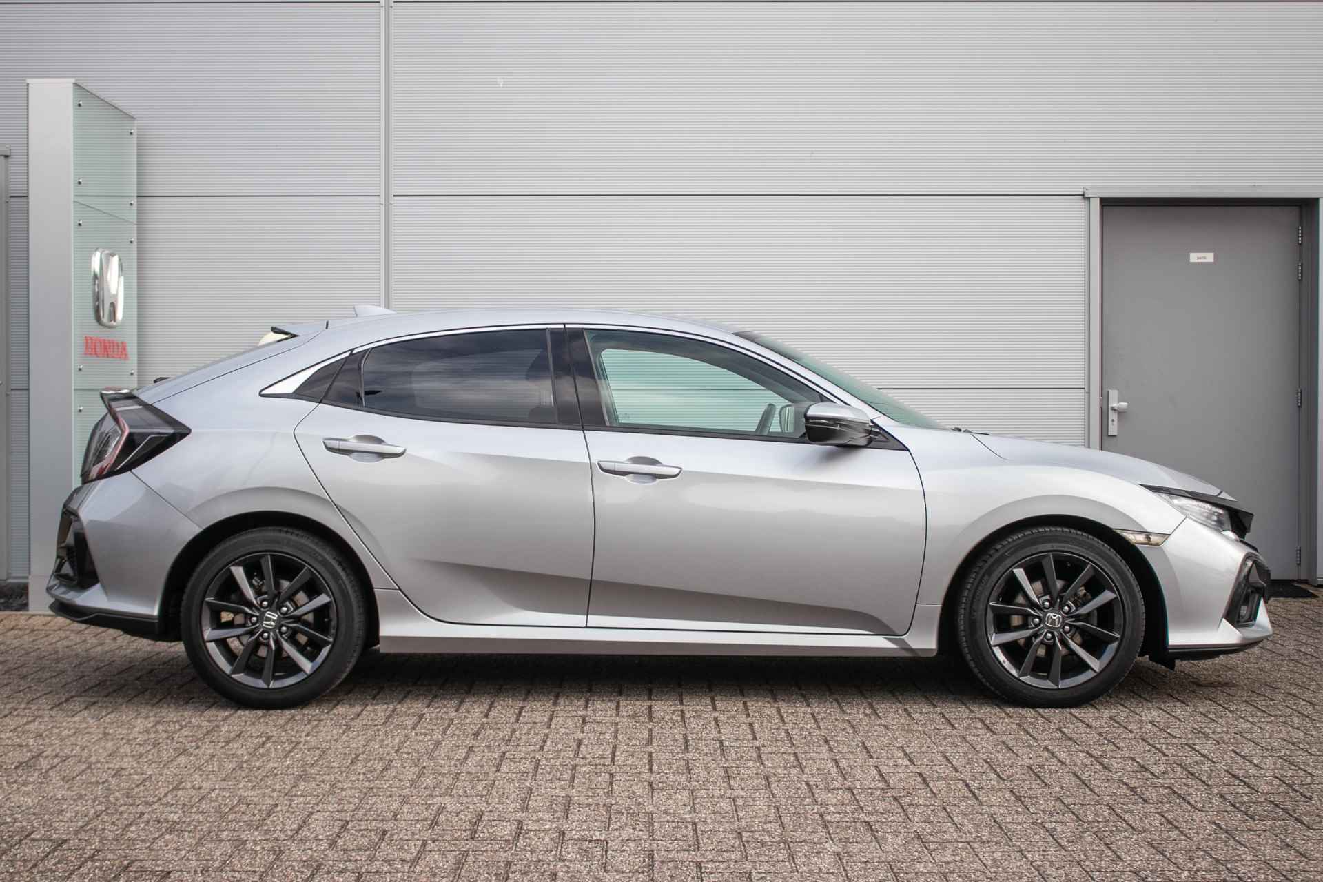 Honda Civic 1.0 i-VTEC Elegance automaat All-in rijklaarprijs | Nav | Ad. Cruise | Cam | Dealerond. | 1ste eigenaar - 2/37