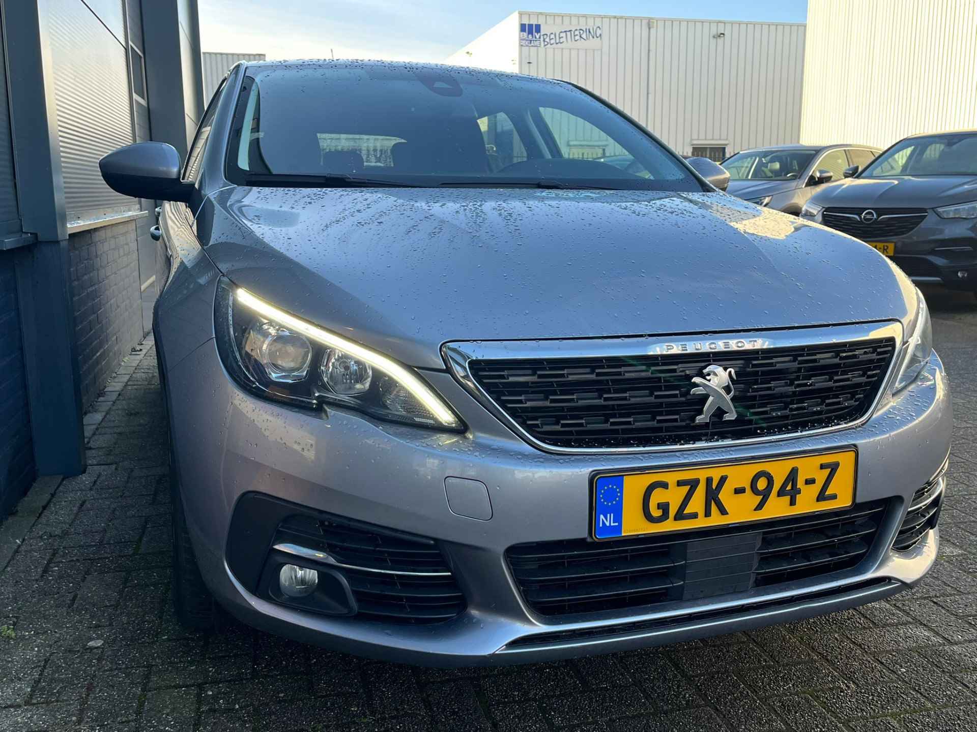 Peugeot 308 1.2 PureTech Allure 130pk | Trekhaak | 16"lm velgen | Led dagrijverlichting | Climate control | Carplay | Navigatie | Cruisecont - 3/13