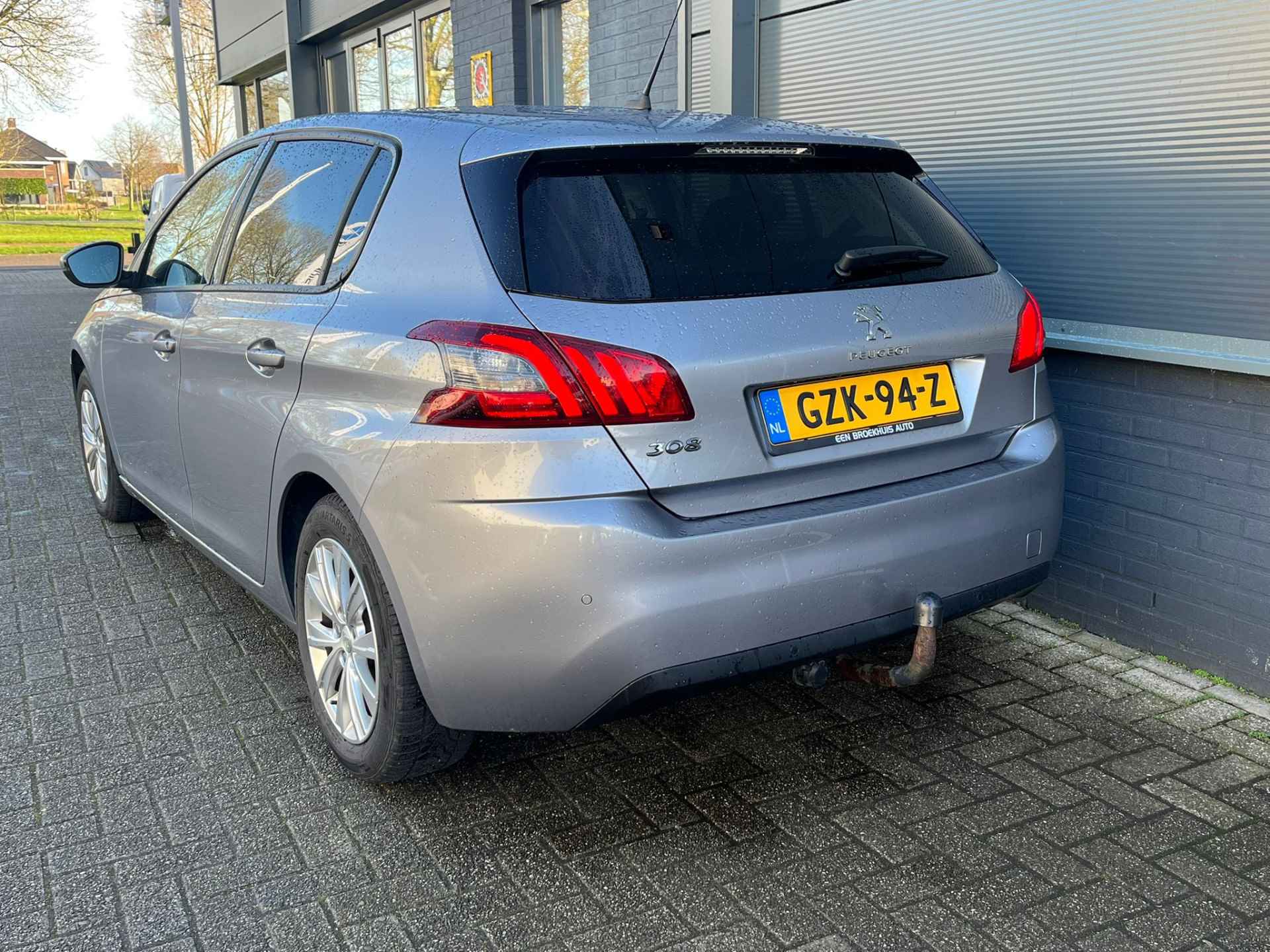 Peugeot 308 1.2 PureTech Allure 130pk | Trekhaak | 16"lm velgen | Led dagrijverlichting | Climate control | Carplay | Navigatie | Cruisecont - 4/13