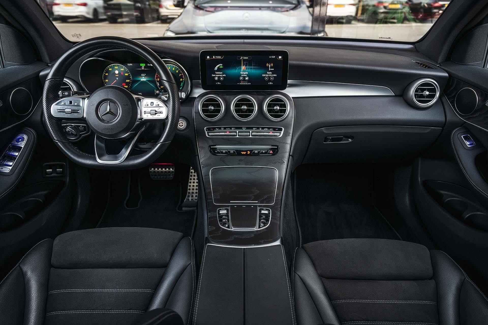 Mercedes-Benz GLC-klasse 300e 4MATIC Premium AMG | Trekhaak | Panoramadak | Digitaal dashboard | Multibeam Led | Dodehoekassistent | Elektr. achterklep | achteruitrijcamera | Sfeerverlichting | - 6/37