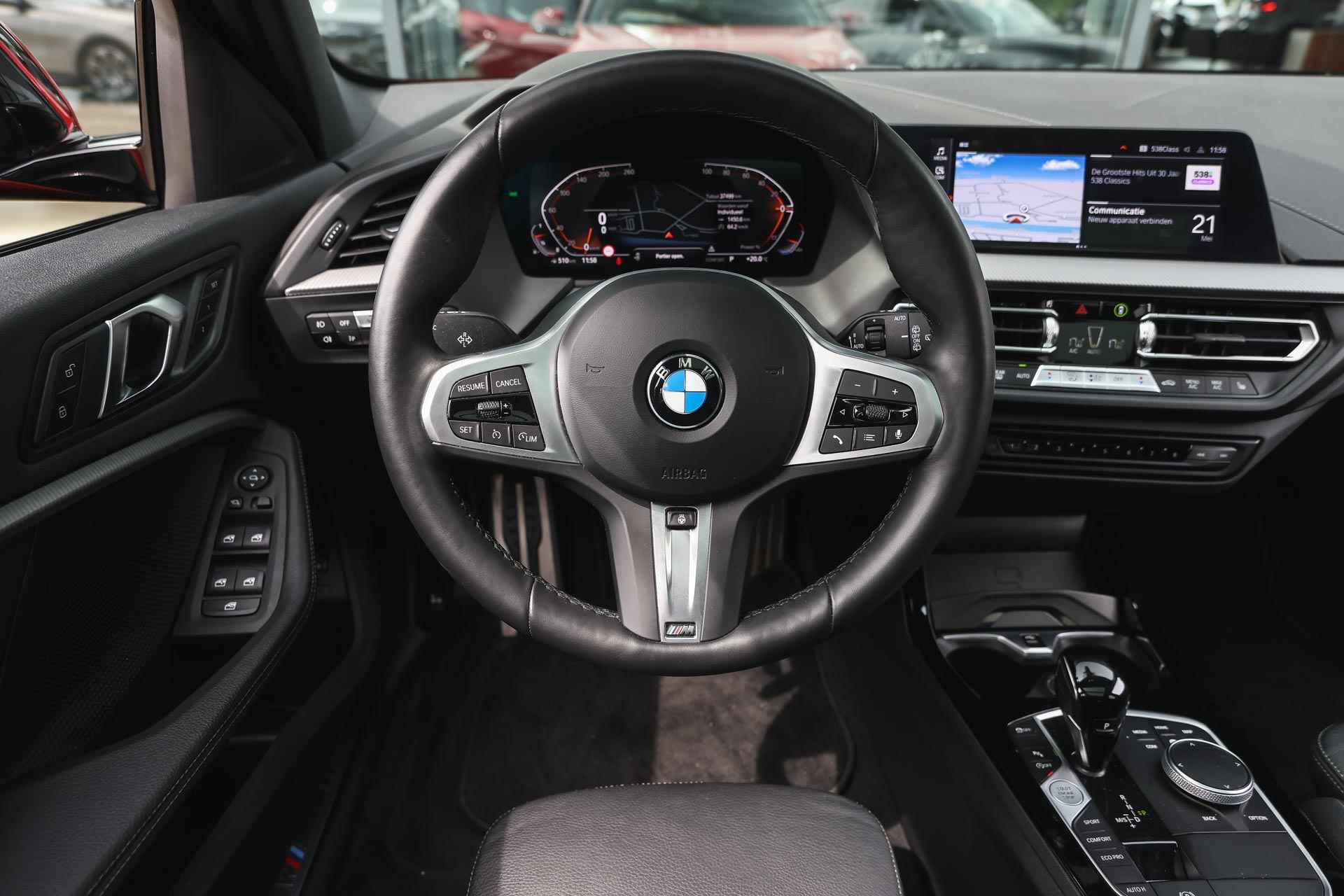 BMW 1-serie 120i High Executive M Sport Automaat / Panoramadak / Adaptieve LED / Sportstoelen / Head-Up / Comfort Access / Parking Assistant / Live Cockpit Professional - 4/38