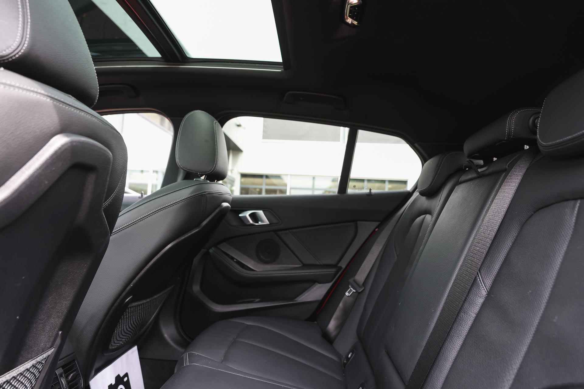 BMW 1-serie 120i High Executive M Sport Automaat / Panoramadak / Adaptieve LED / Sportstoelen / Head-Up / Comfort Access / Parking Assistant / Live Cockpit Professional - 12/38