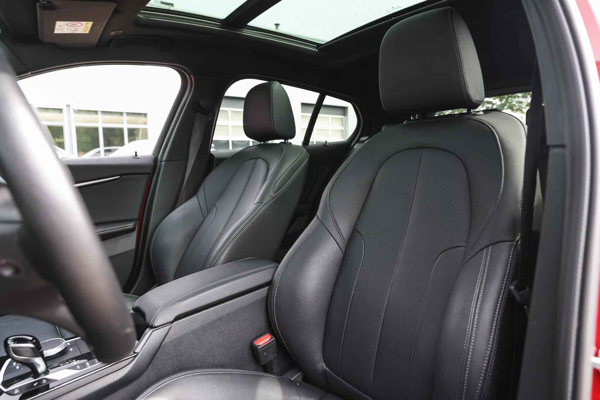 BMW 1-serie 120i High Executive M Sport Automaat / Panoramadak / Adaptieve LED / Sportstoelen / Head-Up / Comfort Access / Parking Assistant / Live Cockpit Professional - 13/38