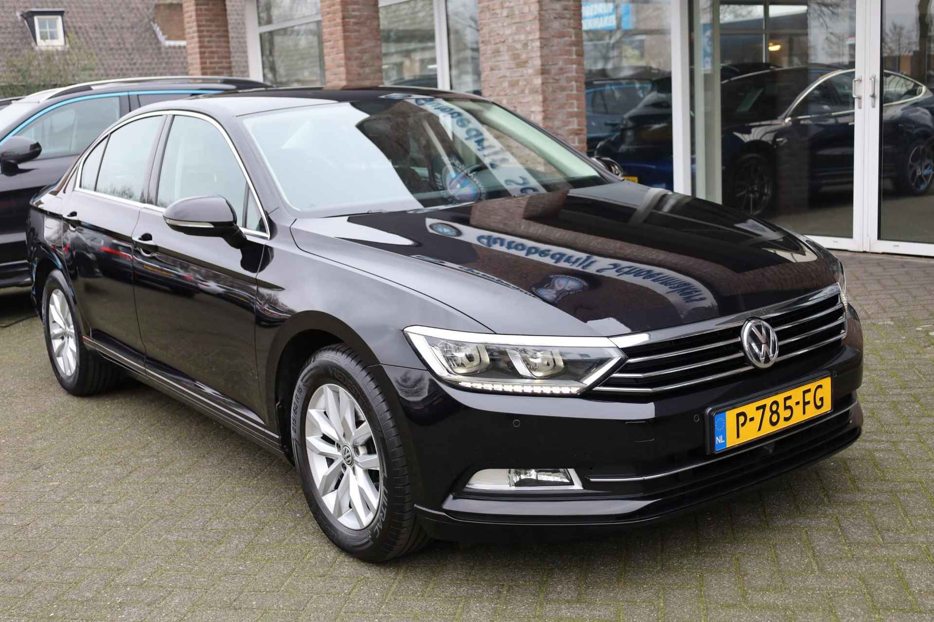 Volkswagen Passat 1.4 TSI ACT Connected Series Plus TREKHAAK 360-CAMERA STOELVERW. ACC 2xPDC NAVI LMV ERGO KEYLESS-START - 50/52