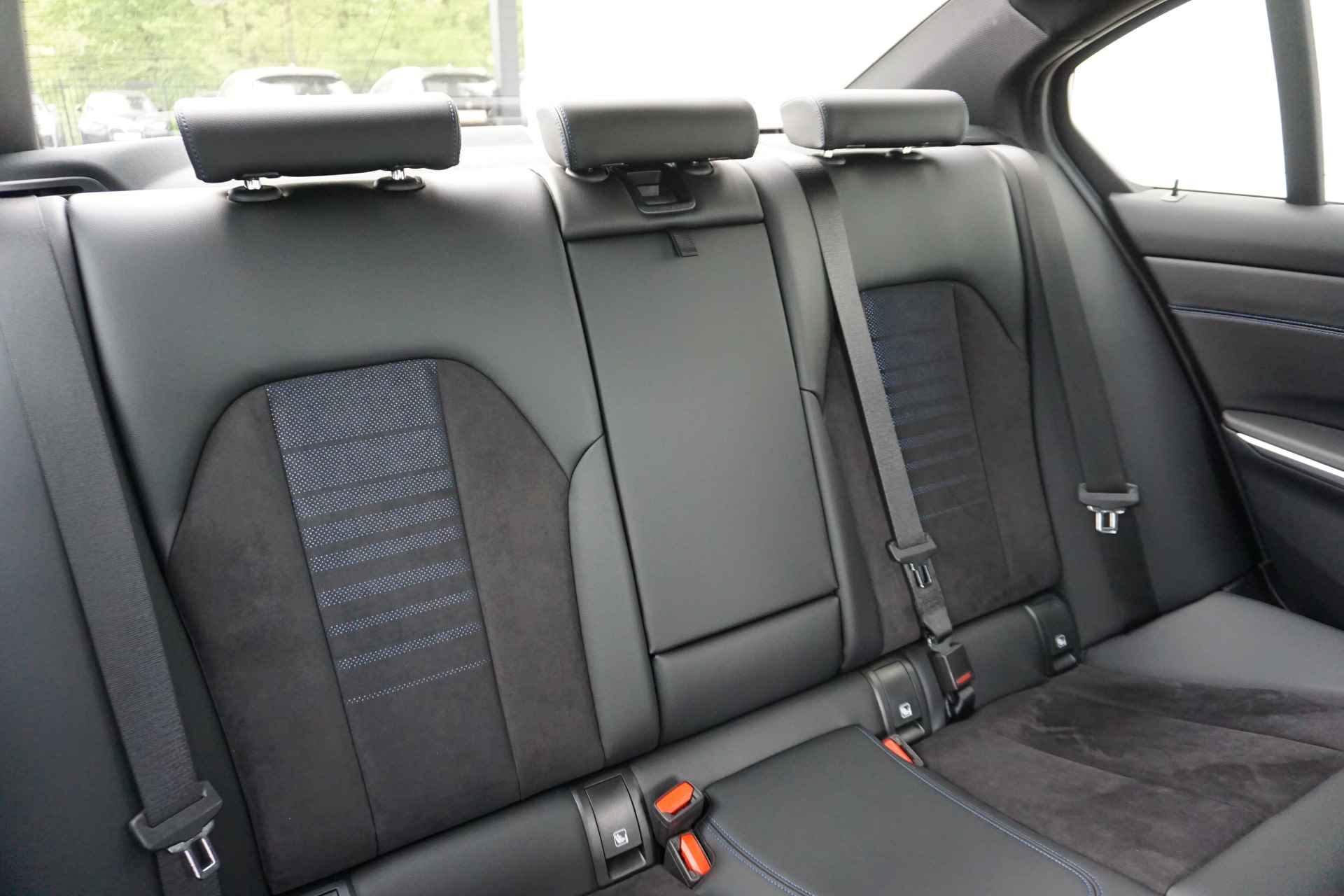 BMW 3 Serie Sedan 330e xDrive Aut. M Sportpakket / Innovation Pack / Driving Assistant / Achteruitrijcamera / HIFI / 19'' LMV - 10/32