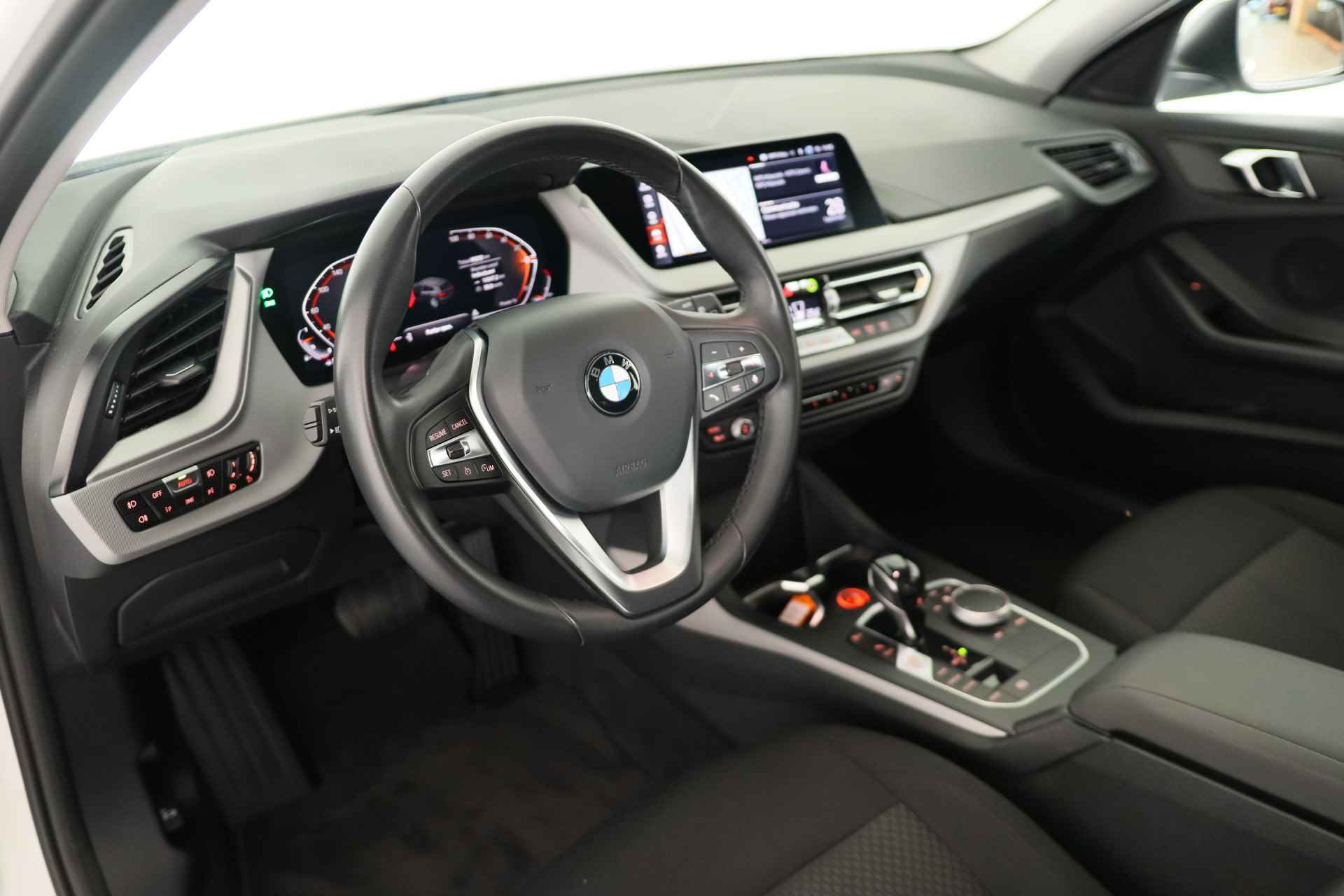 BMW 1 Serie 118i Executive Edition | Automaat | 1e Eigenaar | Dealer Onderhouden | Led | Live Cockpit Pro | Camera | Parkeersensoren | Clima - 7/38