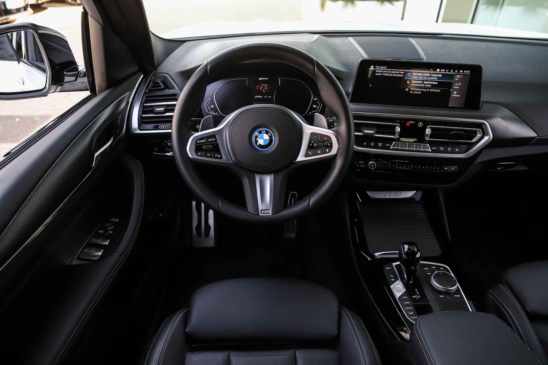 BMW X3 xDrive30e High Executive M Sport Automaat / Trekhaak / Parking Assistant / Stoelverwarming / Sport Steering / Extra getint glas achter - 4/36
