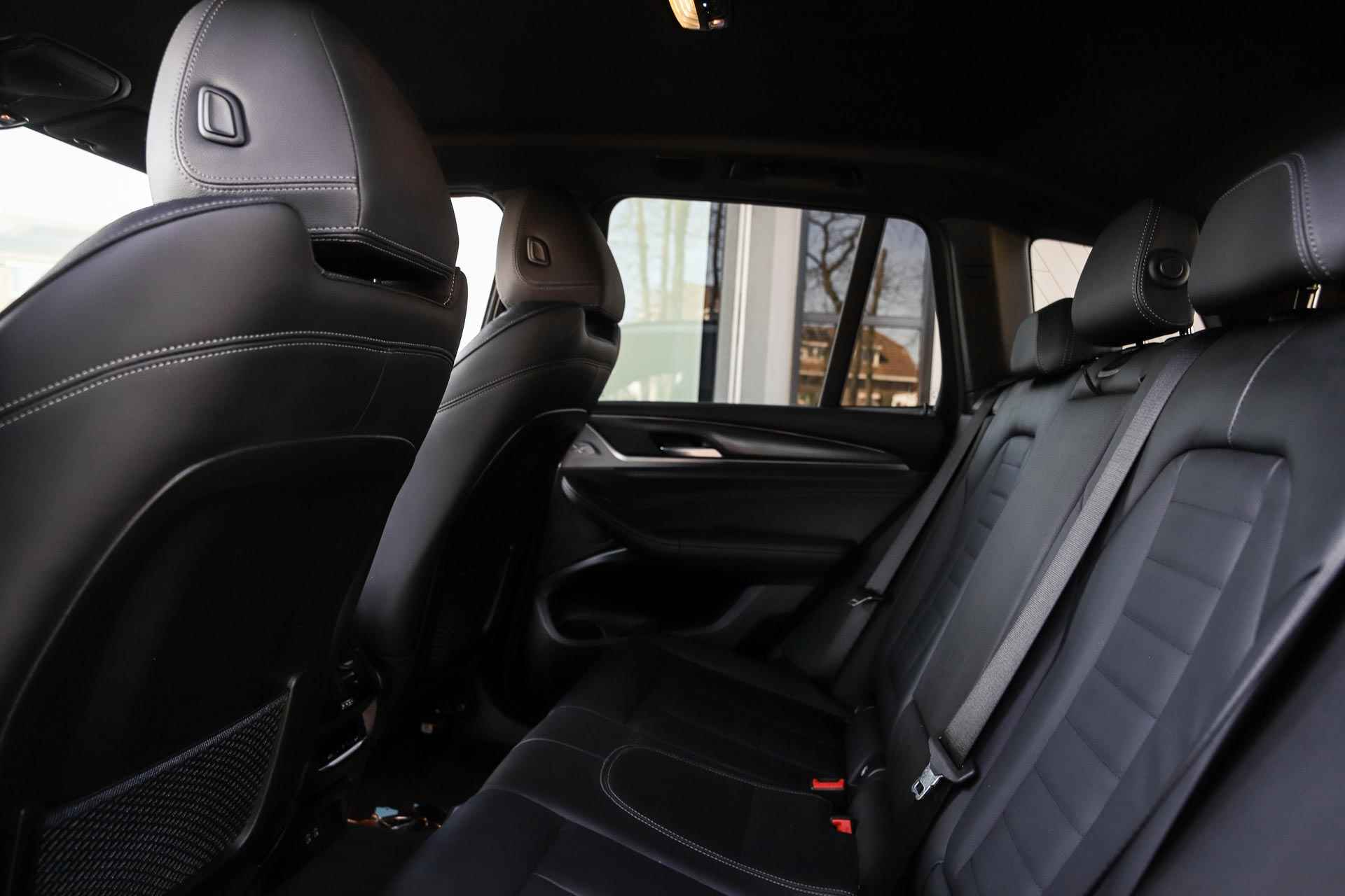BMW X3 xDrive30e High Executive M Sport Automaat / Trekhaak / Parking Assistant / Stoelverwarming / Sport Steering / Extra getint glas achter - 12/36