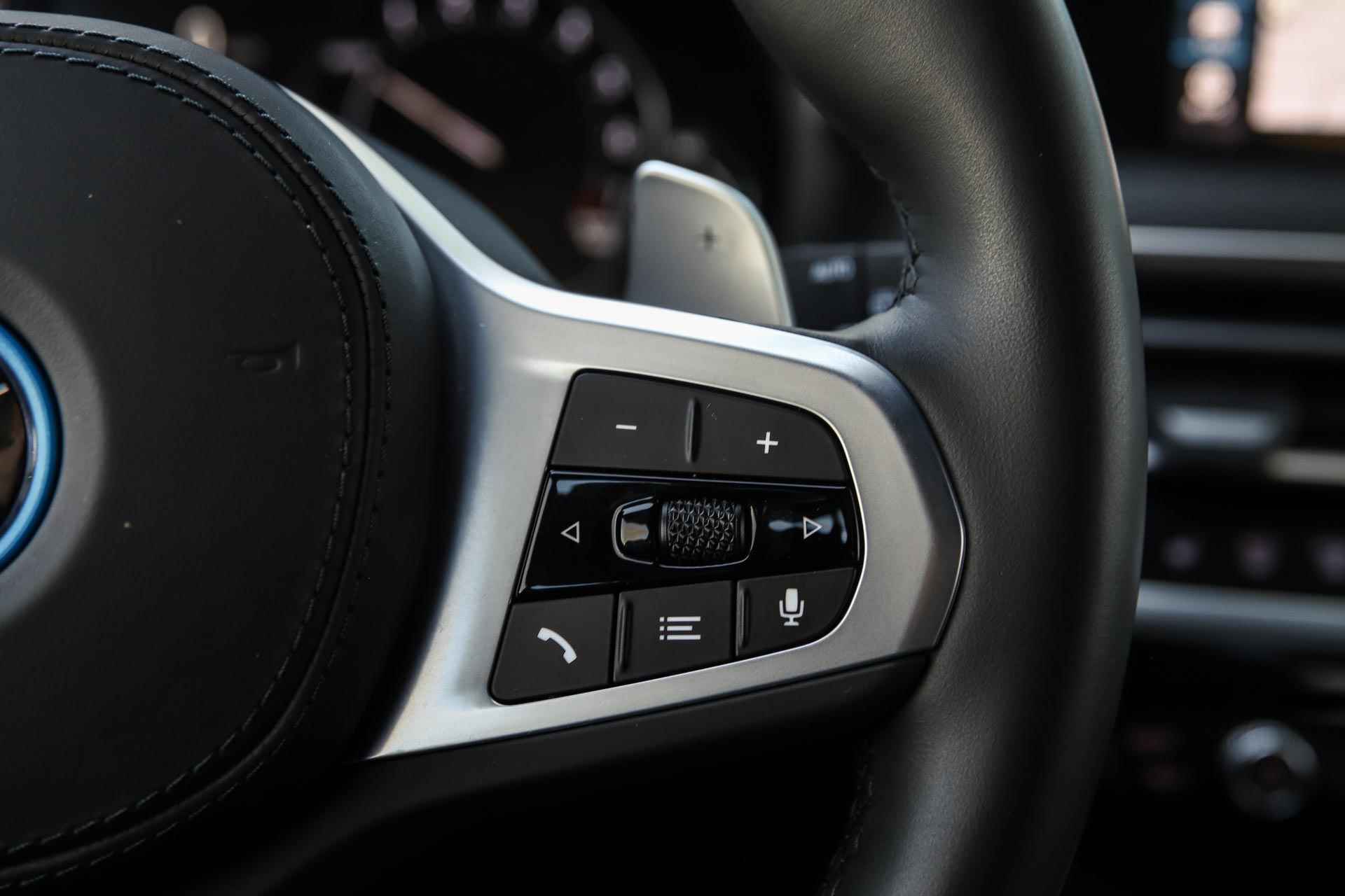 BMW X3 xDrive30e High Executive M Sport Automaat / Trekhaak / Parking Assistant / Stoelverwarming / Sport Steering / Extra getint glas achter - 17/36